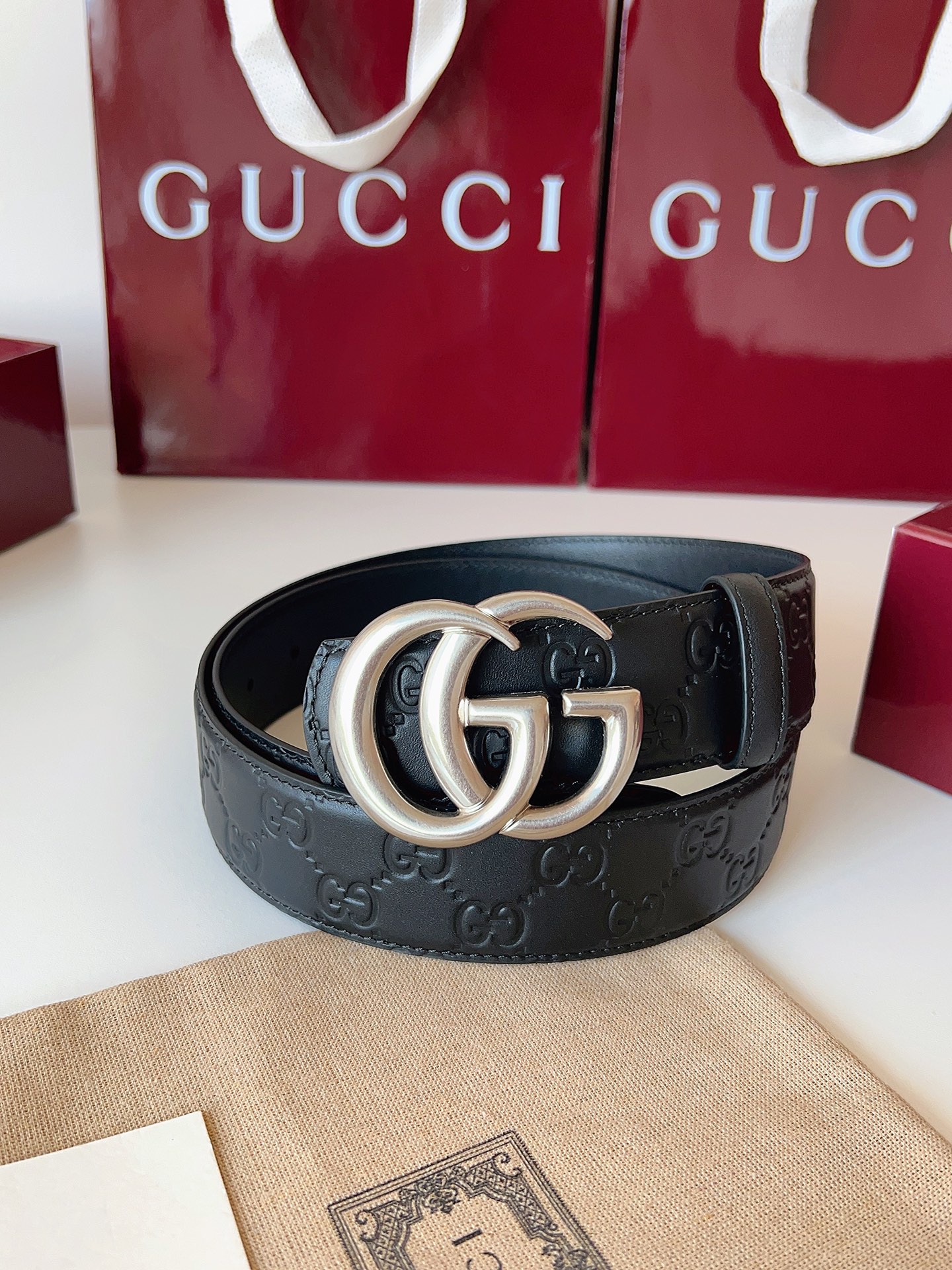 Gucci 这款男士腰带亮眼吸睛，是2026早春系列之一。腰带扣设有一个销钉，可轻松翻转互扣式双G造型配