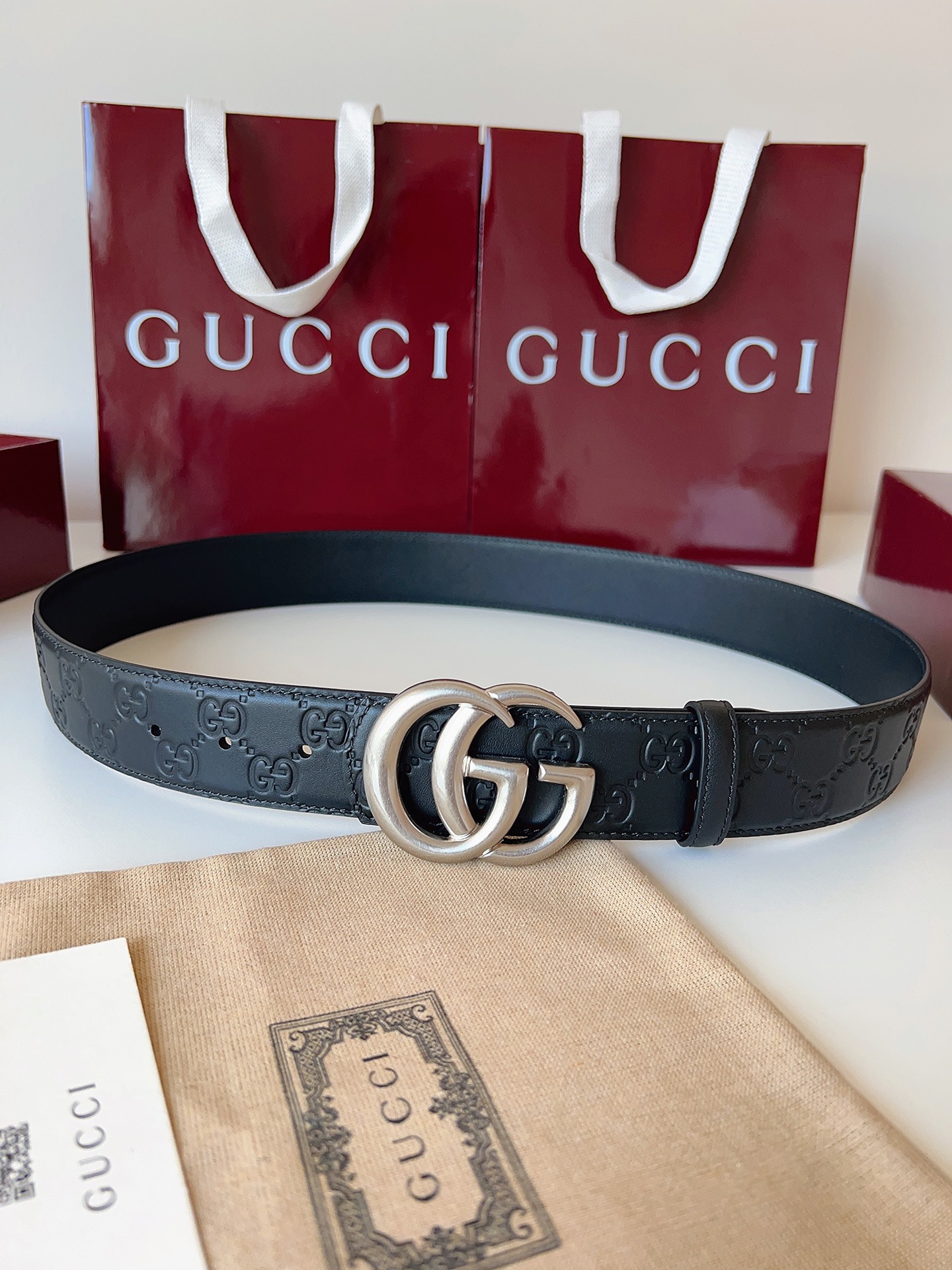 Gucci 这款男士腰带亮眼吸睛，是2026早春系列之一。腰带扣设有一个销钉，可轻松翻转互扣式双G造型配