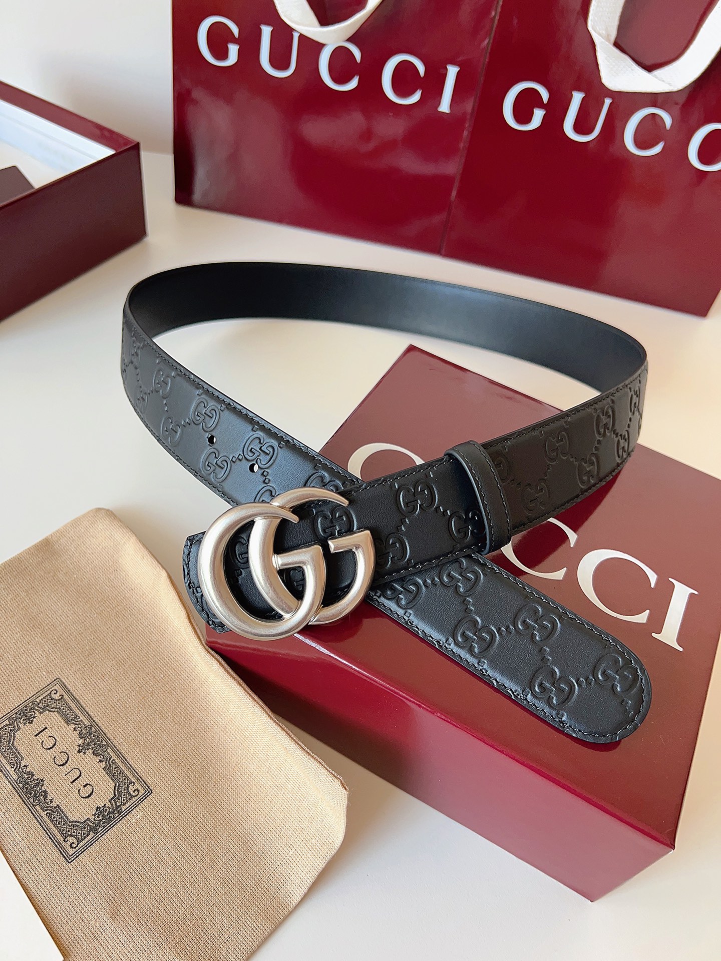 Gucci 这款男士腰带亮眼吸睛，是2026早春系列之一。腰带扣设有一个销钉，可轻松翻转互扣式双G造型配