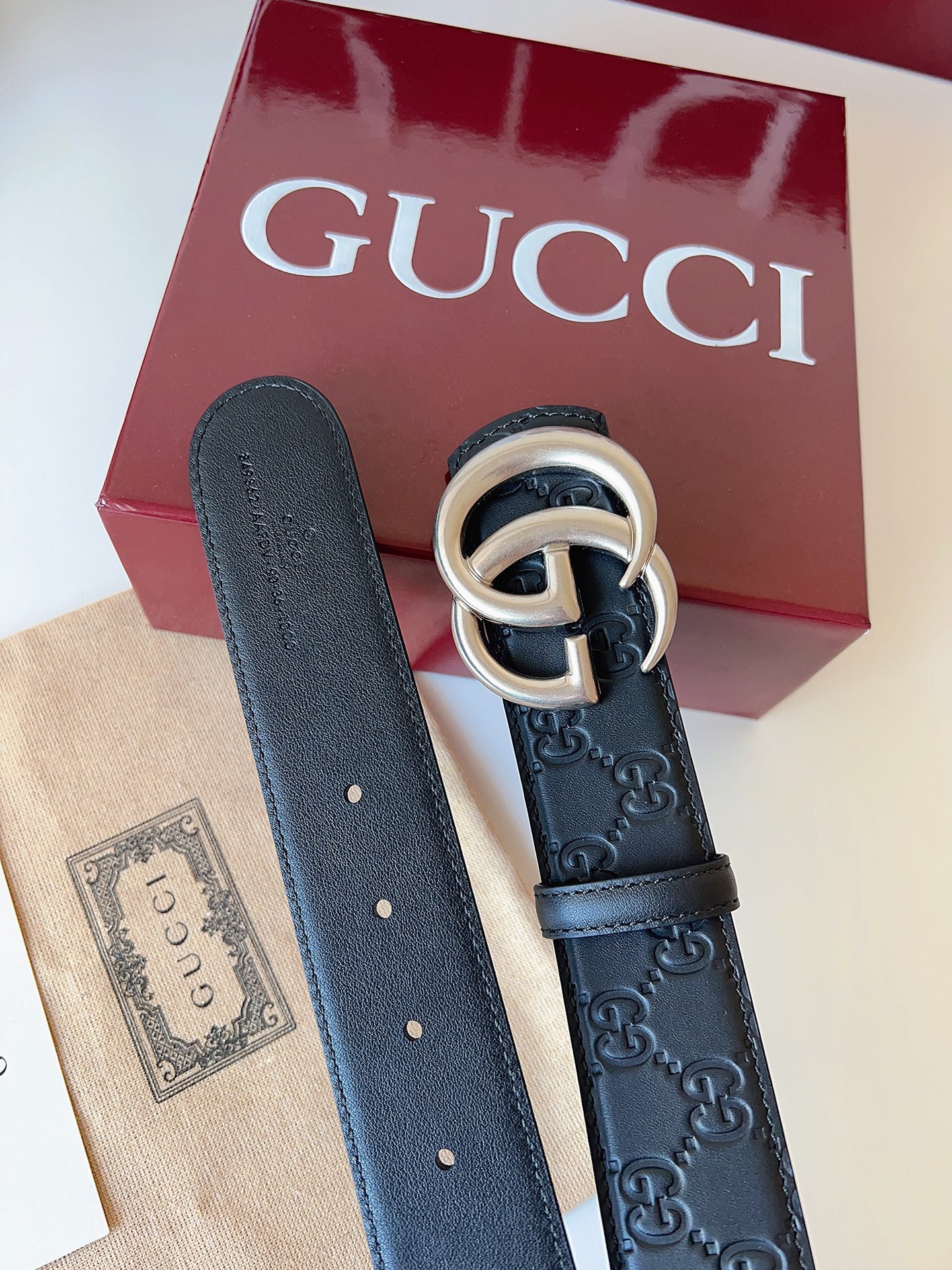 Gucci 这款男士腰带亮眼吸睛，是2026早春系列之一。腰带扣设有一个销钉，可轻松翻转互扣式双G造型配