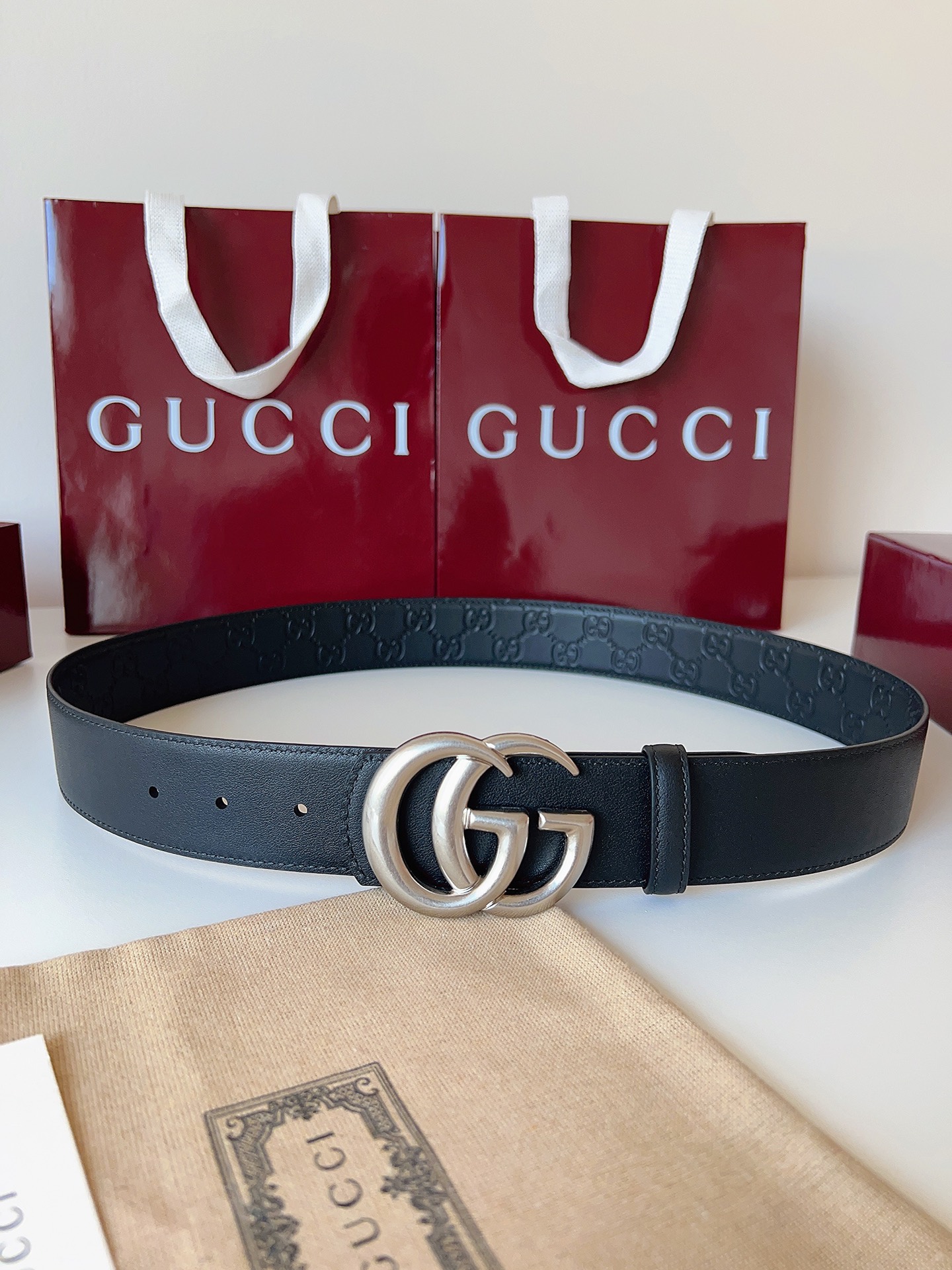 Gucci 这款男士腰带亮眼吸睛，是2026早春系列之一。腰带扣设有一个销钉，可轻松翻转互扣式双G造型配