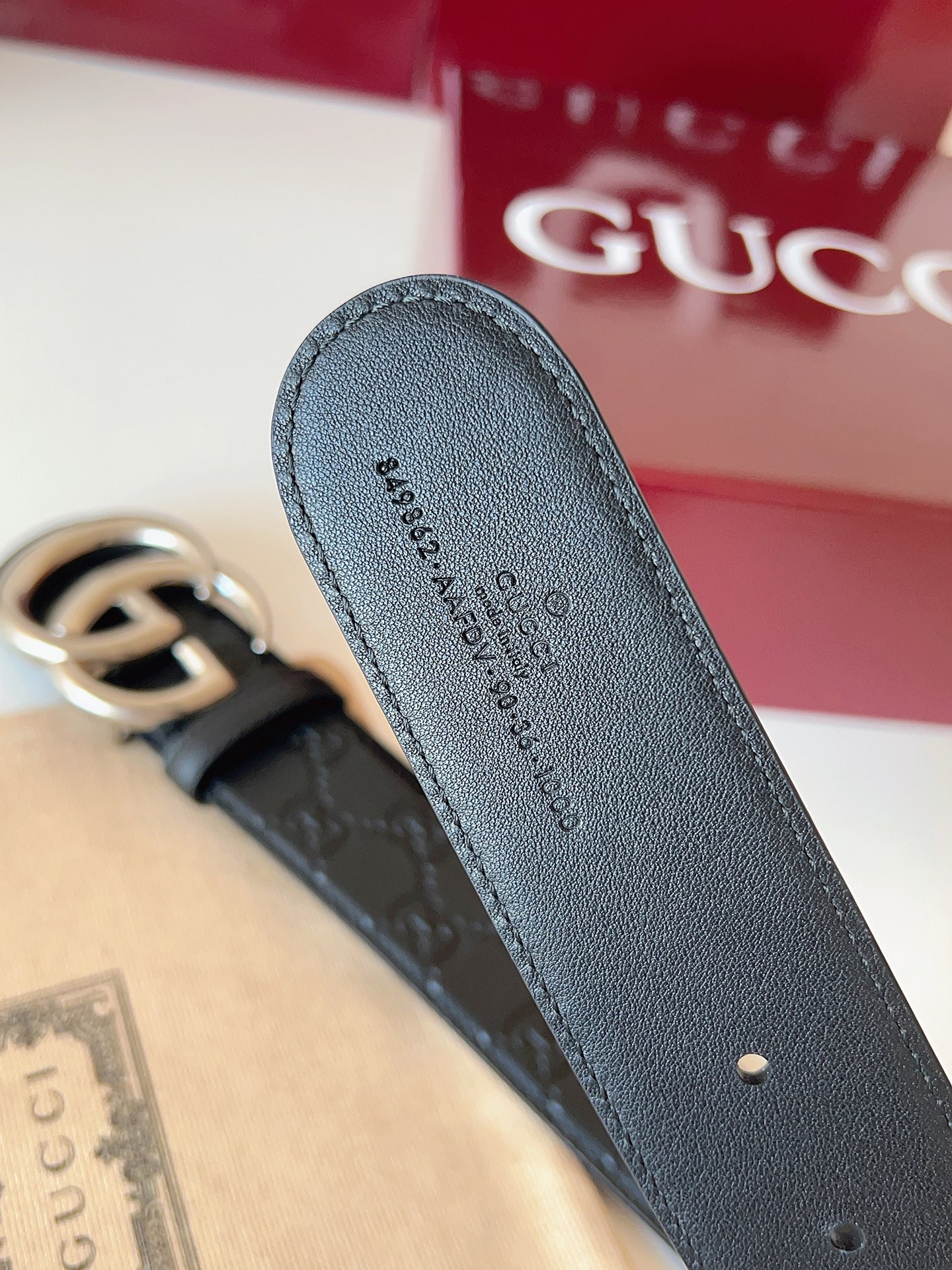 Gucci 这款男士腰带亮眼吸睛，是2026早春系列之一。腰带扣设有一个销钉，可轻松翻转互扣式双G造型配