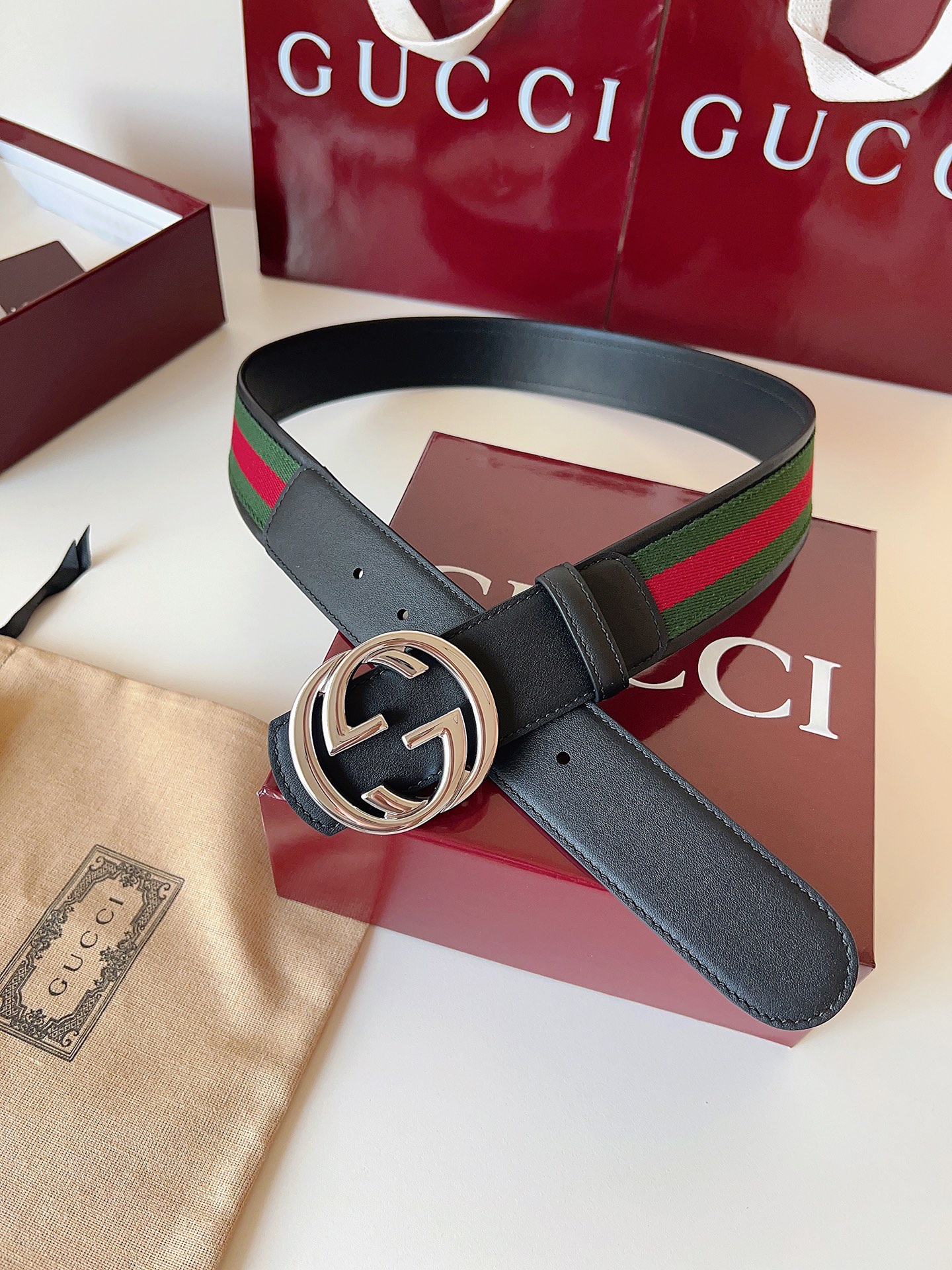 Gucci 这款男士腰带亮眼吸睛，是2026早春系列之一。腰带扣设有一个销钉，可轻松翻转互扣式双G造型配