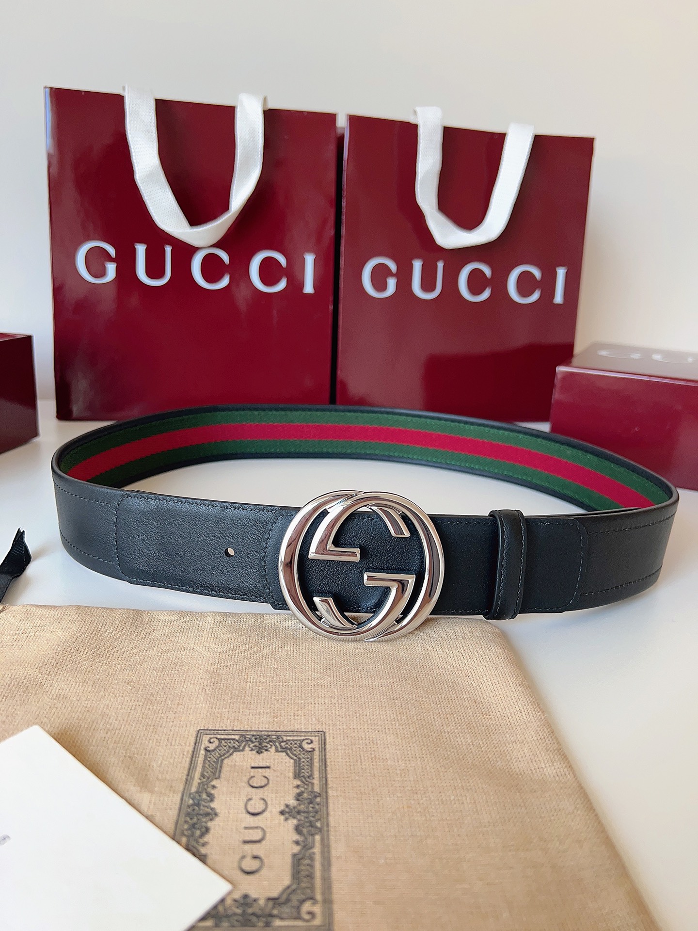 Gucci 这款男士腰带亮眼吸睛，是2026早春系列之一。腰带扣设有一个销钉，可轻松翻转互扣式双G造型配