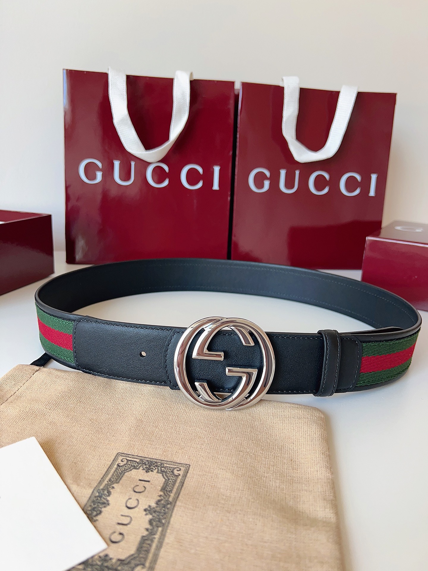 Gucci 这款男士腰带亮眼吸睛，是2026早春系列之一。腰带扣设有一个销钉，可轻松翻转互扣式双G造型配