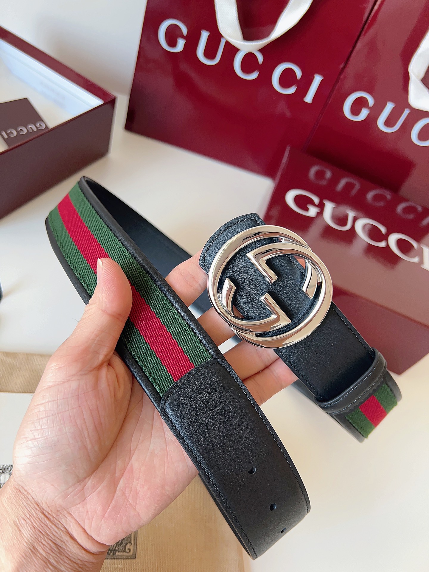 Gucci 这款男士腰带亮眼吸睛，是2026早春系列之一。腰带扣设有一个销钉，可轻松翻转互扣式双G造型配