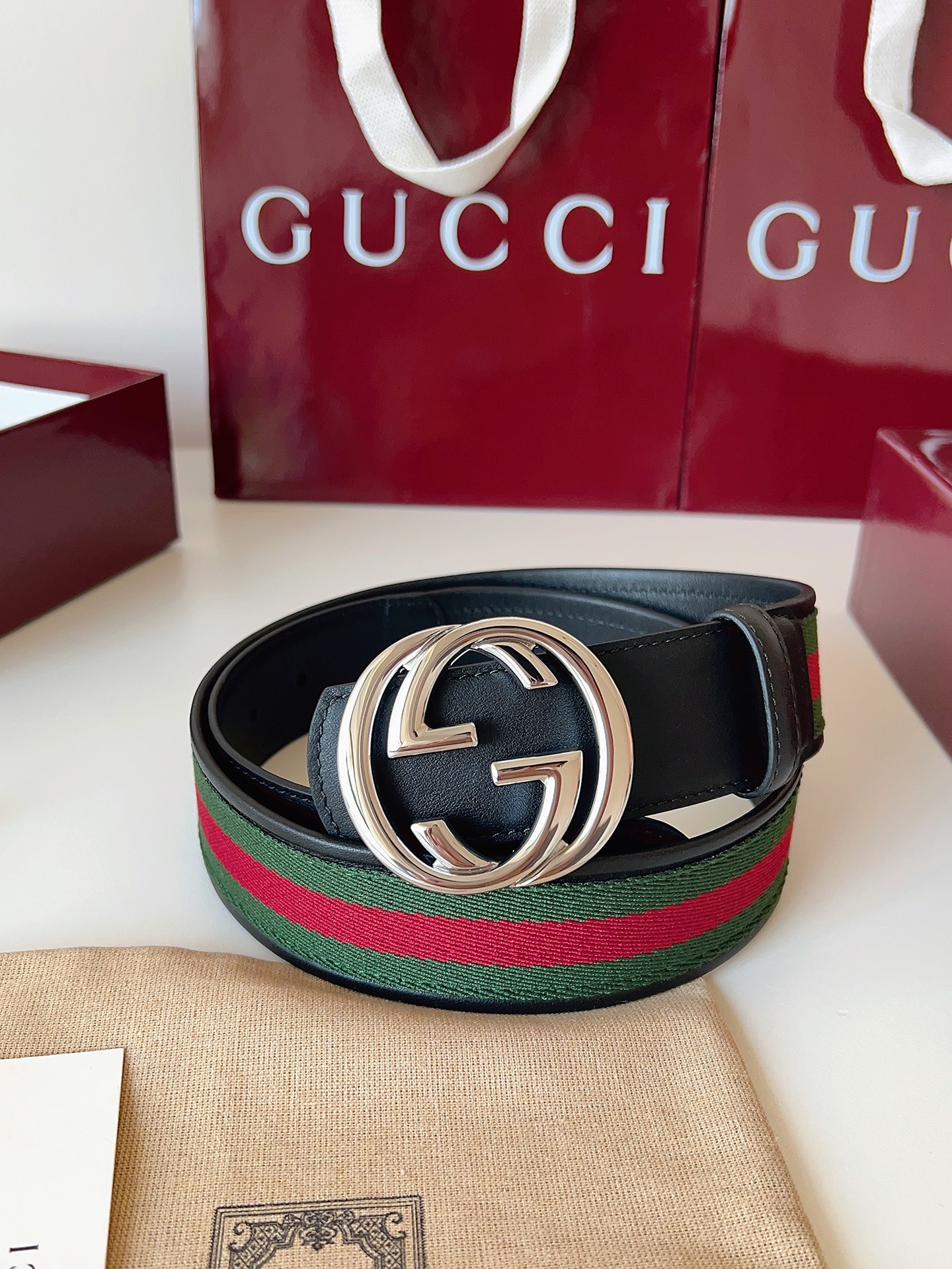 Gucci 这款男士腰带亮眼吸睛，是2026早春系列之一。腰带扣设有一个销钉，可轻松翻转互扣式双G造型配