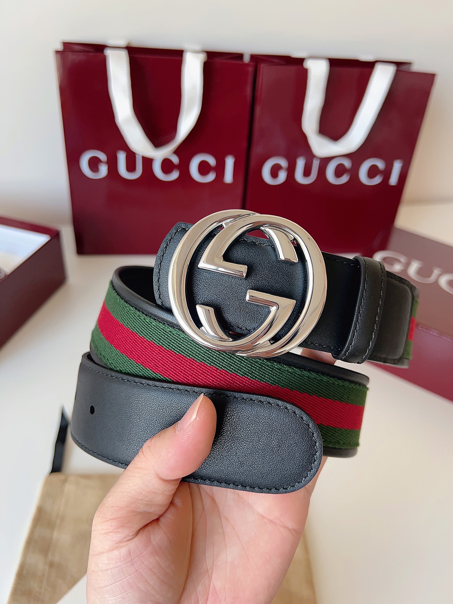 Gucci 这款男士腰带亮眼吸睛，是2026早春系列之一。腰带扣设有一个销钉，可轻松翻转互扣式双G造型配