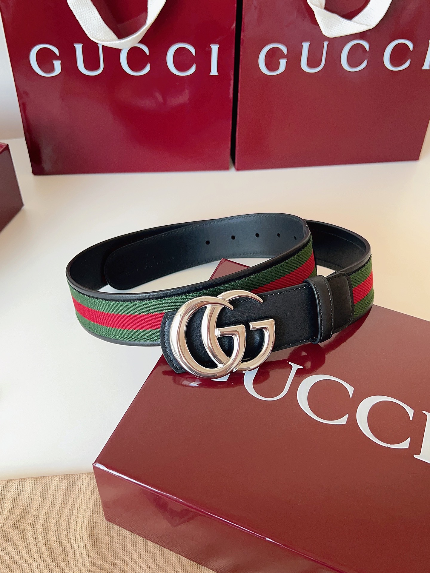 Gucci 这款男士腰带亮眼吸睛，是2026早春系列之一。腰带扣设有一个销钉，可轻松翻转互扣式双G造型配