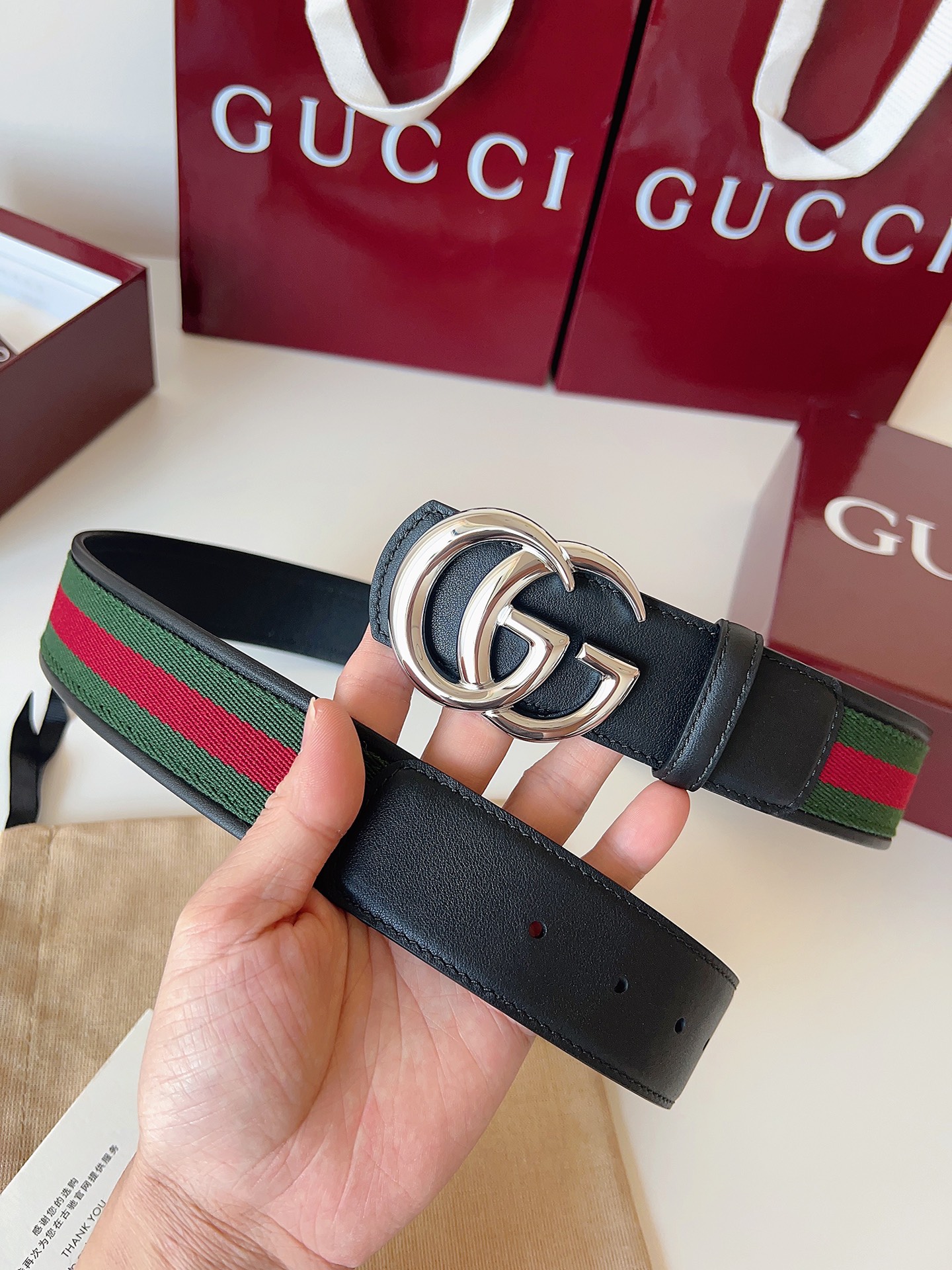 NO:703795,Gucci's eye-catching men's belt is one of the 2026 early spring series. The belt buckle has a pin that can easily flip the interlocking double G styling accessories. One side is red and green webbing canvas, the other side is black leather, width 4cm, belt, gucci19860909Gucci 这款男士腰带亮眼吸睛,是2026早春系列之一.腰带扣设有一个销钉,可轻松翻转互扣式双G造型配件.一面为红绿织带帆布,另一面为黑色皮革,宽度4cm,皮带,gucci,Belt