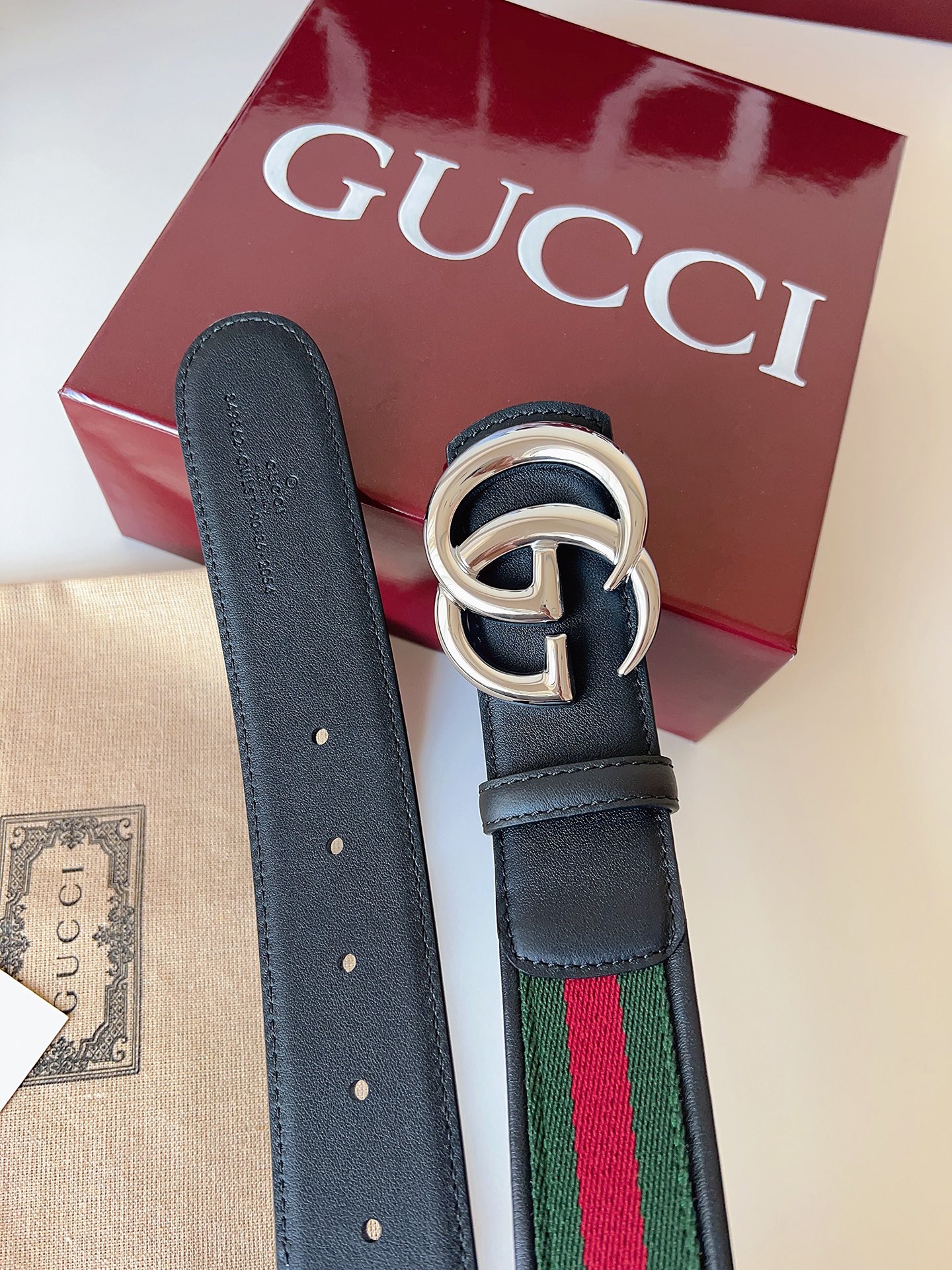 Gucci 这款男士腰带亮眼吸睛，是2026早春系列之一。腰带扣设有一个销钉，可轻松翻转互扣式双G造型配