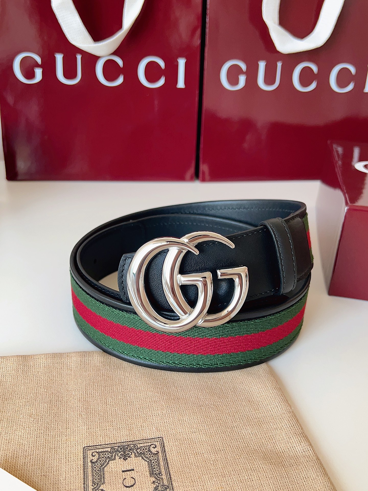 Gucci 这款男士腰带亮眼吸睛，是2026早春系列之一。腰带扣设有一个销钉，可轻松翻转互扣式双G造型配