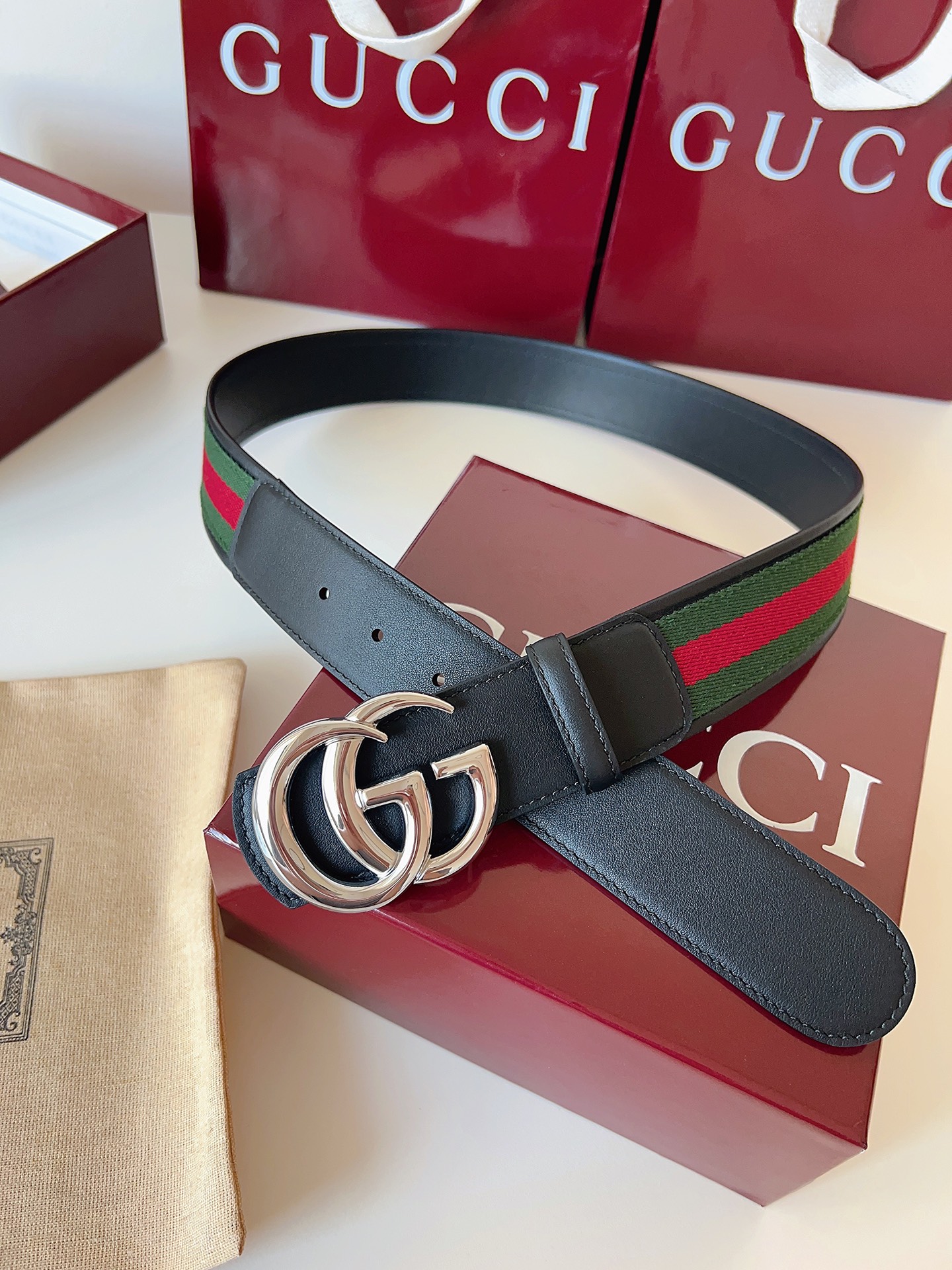 Gucci 这款男士腰带亮眼吸睛，是2026早春系列之一。腰带扣设有一个销钉，可轻松翻转互扣式双G造型配