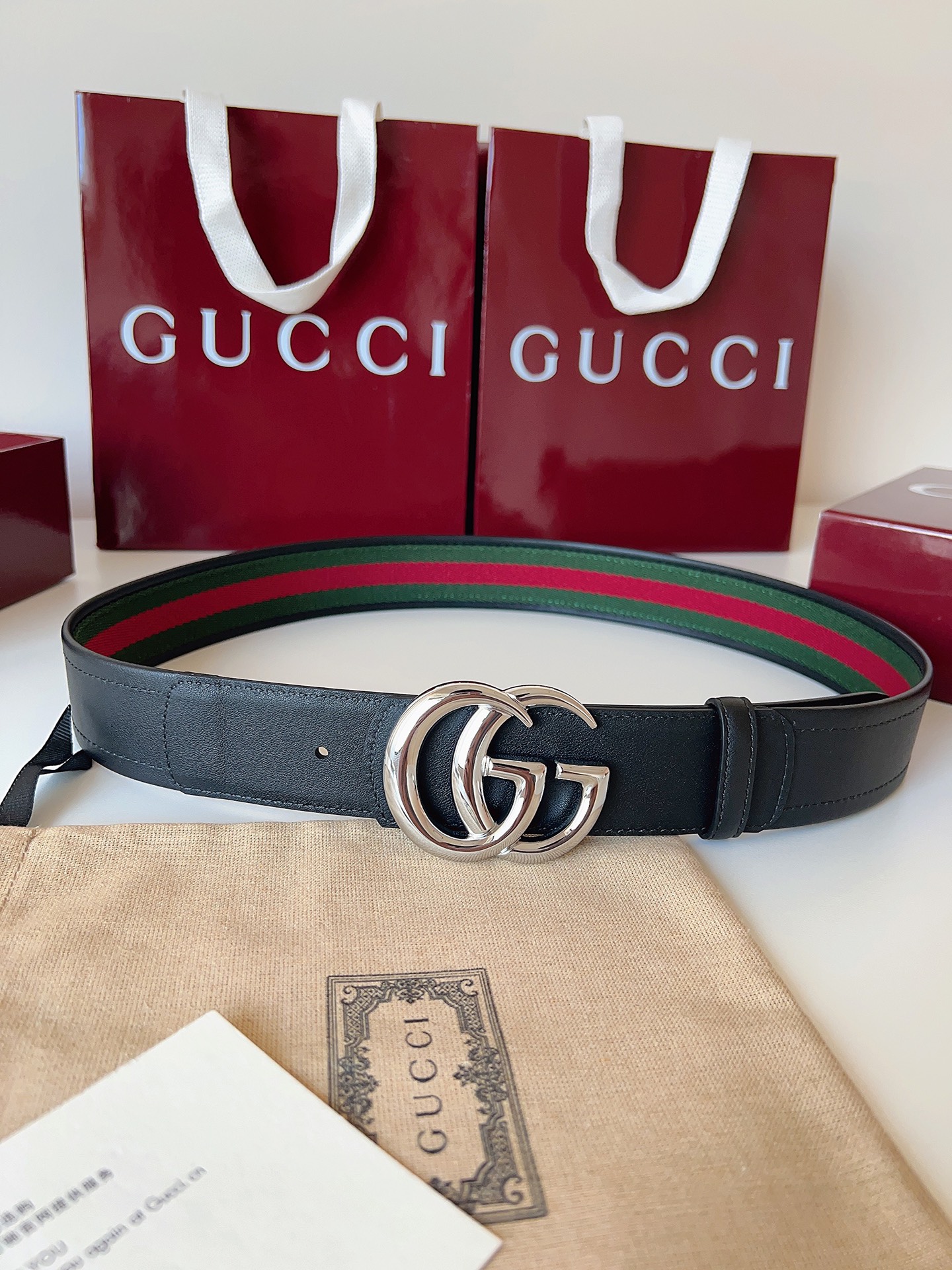 Gucci 这款男士腰带亮眼吸睛，是2026早春系列之一。腰带扣设有一个销钉，可轻松翻转互扣式双G造型配