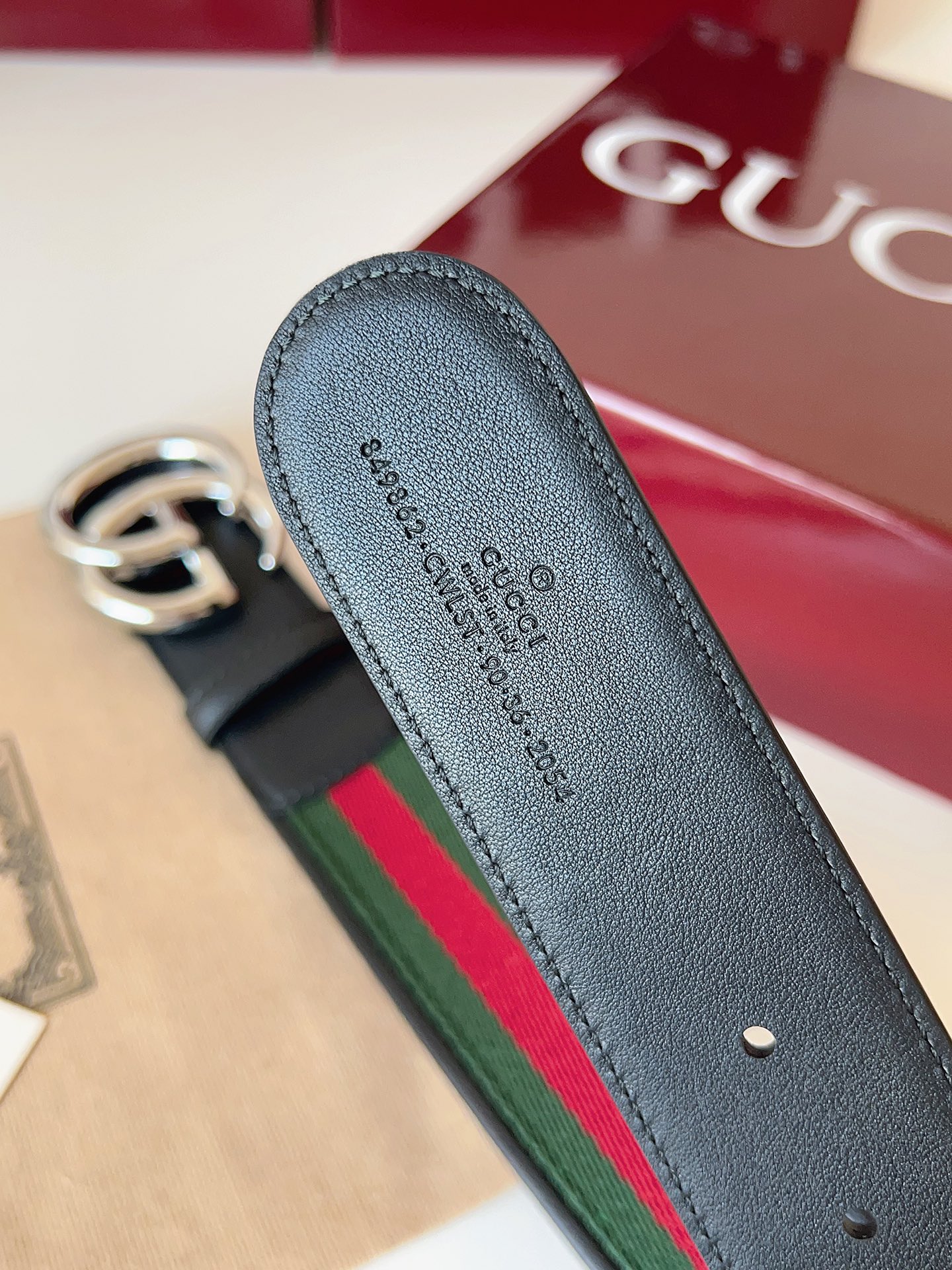 Gucci 这款男士腰带亮眼吸睛，是2026早春系列之一。腰带扣设有一个销钉，可轻松翻转互扣式双G造型配