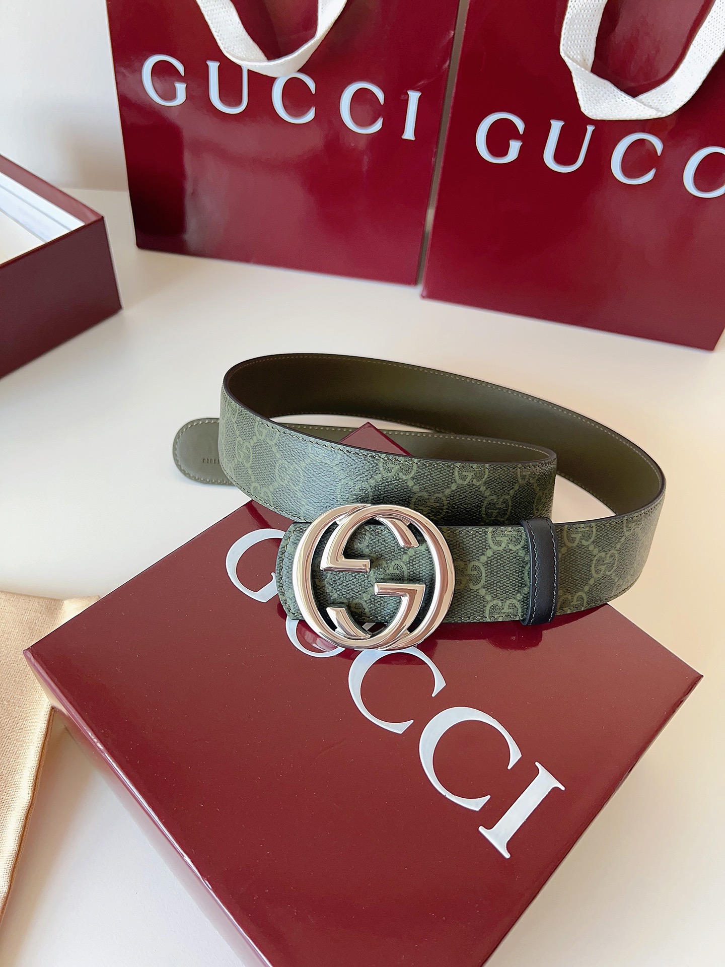 Gucci 这款男士腰带亮眼吸睛，是2026早春系列之一。腰带扣设有一个销钉，可轻松翻转互扣式双G造型配