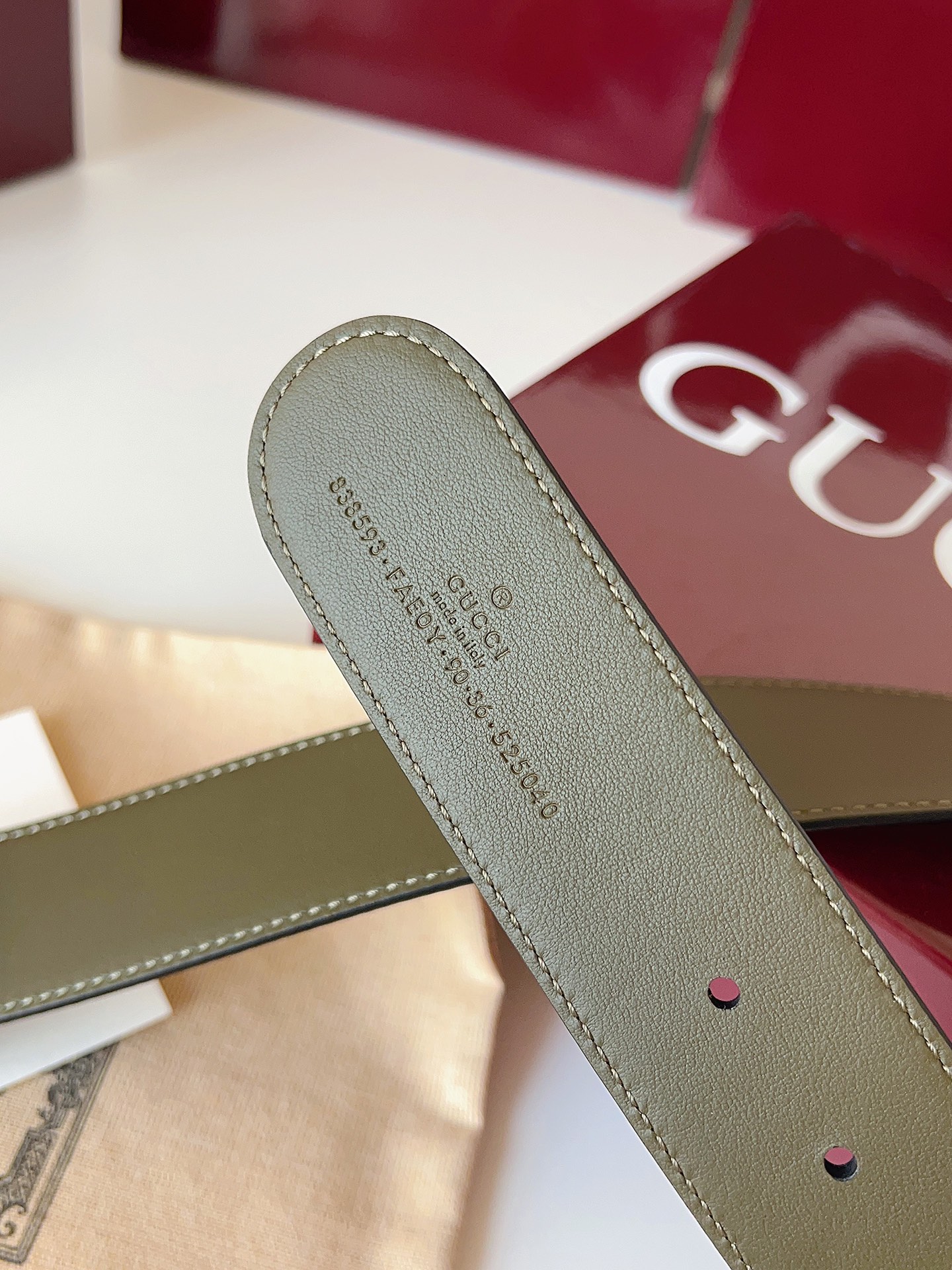 Gucci 这款男士腰带亮眼吸睛，是2026早春系列之一。腰带扣设有一个销钉，可轻松翻转互扣式双G造型配