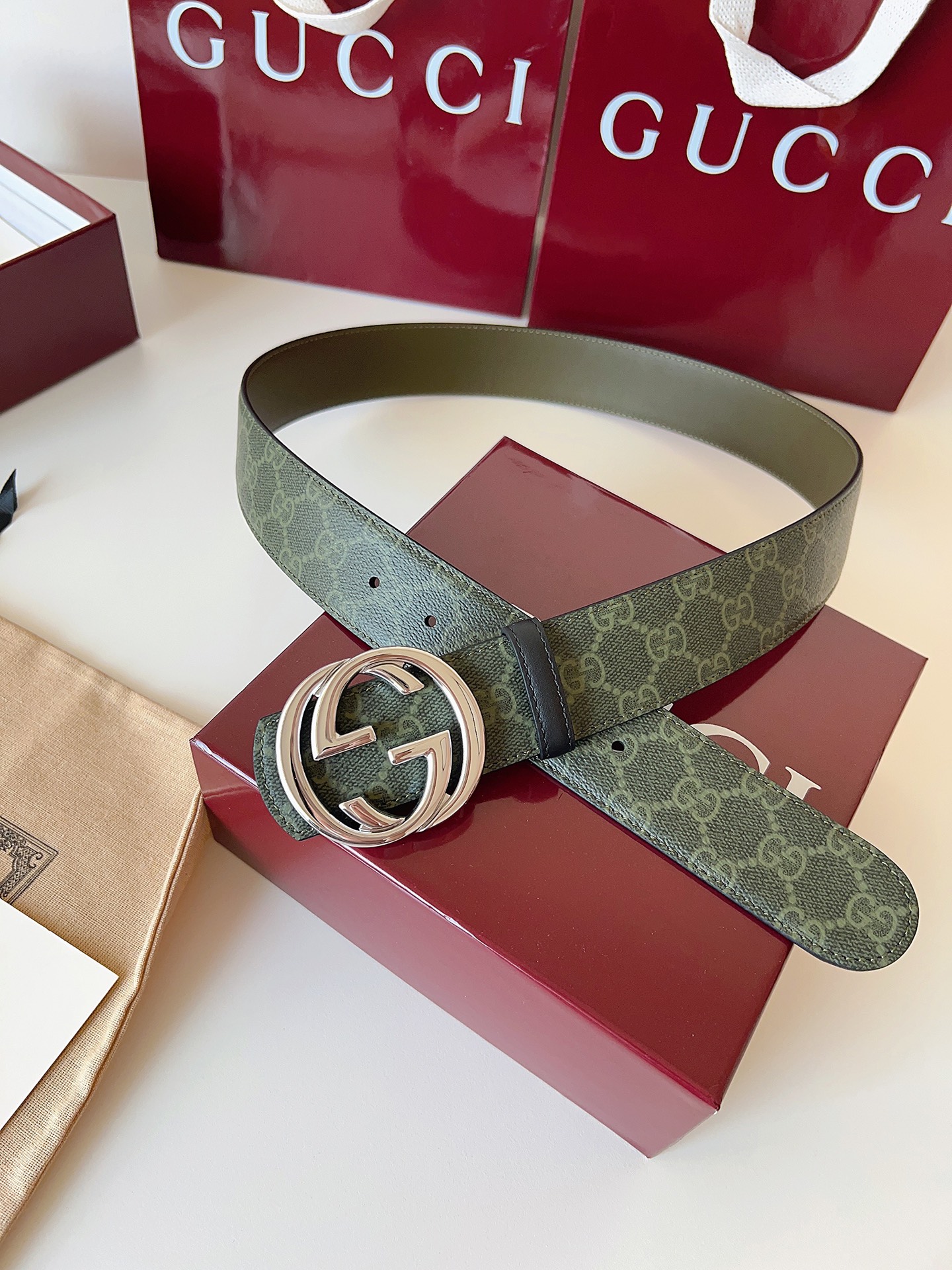 Gucci 这款男士腰带亮眼吸睛，是2026早春系列之一。腰带扣设有一个销钉，可轻松翻转互扣式双G造型配