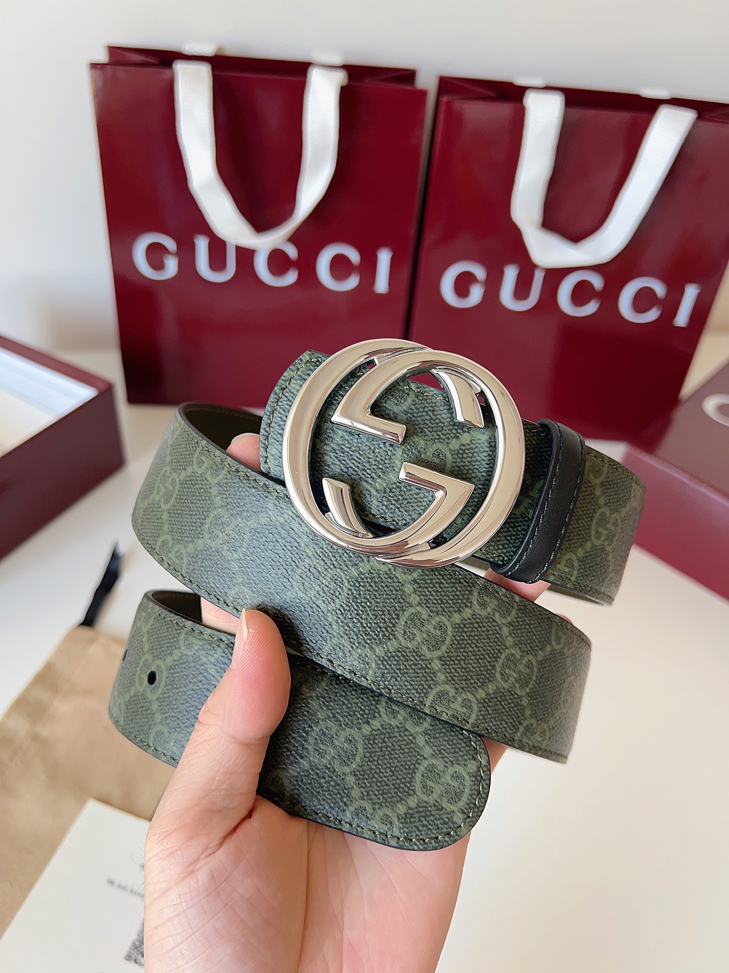 Gucci 这款男士腰带亮眼吸睛，是2026早春系列之一。腰带扣设有一个销钉，可轻松翻转互扣式双G造型配