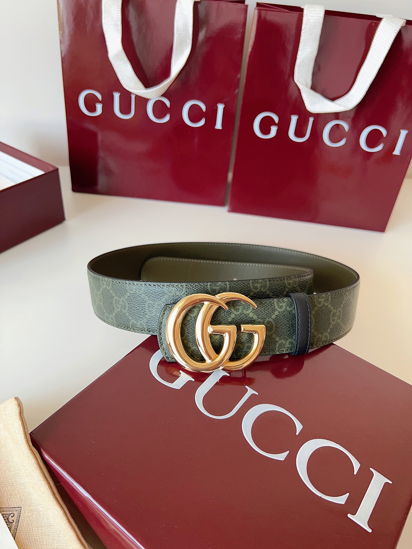 Gucci 这款男士腰带亮眼吸睛，是2026早春系列之一。腰带扣设有一个销钉，可轻松翻转互扣式双G造型配