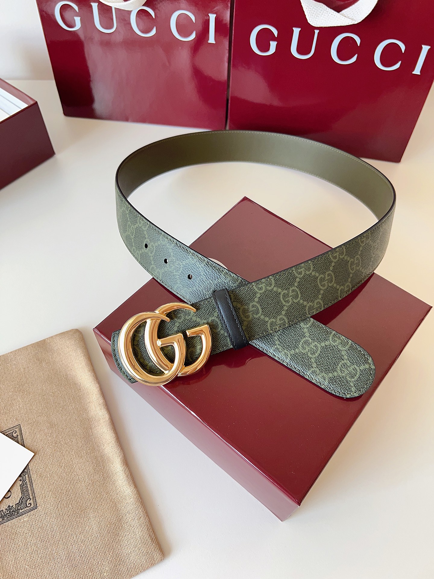 Gucci 这款男士腰带亮眼吸睛，是2026早春系列之一。腰带扣设有一个销钉，可轻松翻转互扣式双G造型配