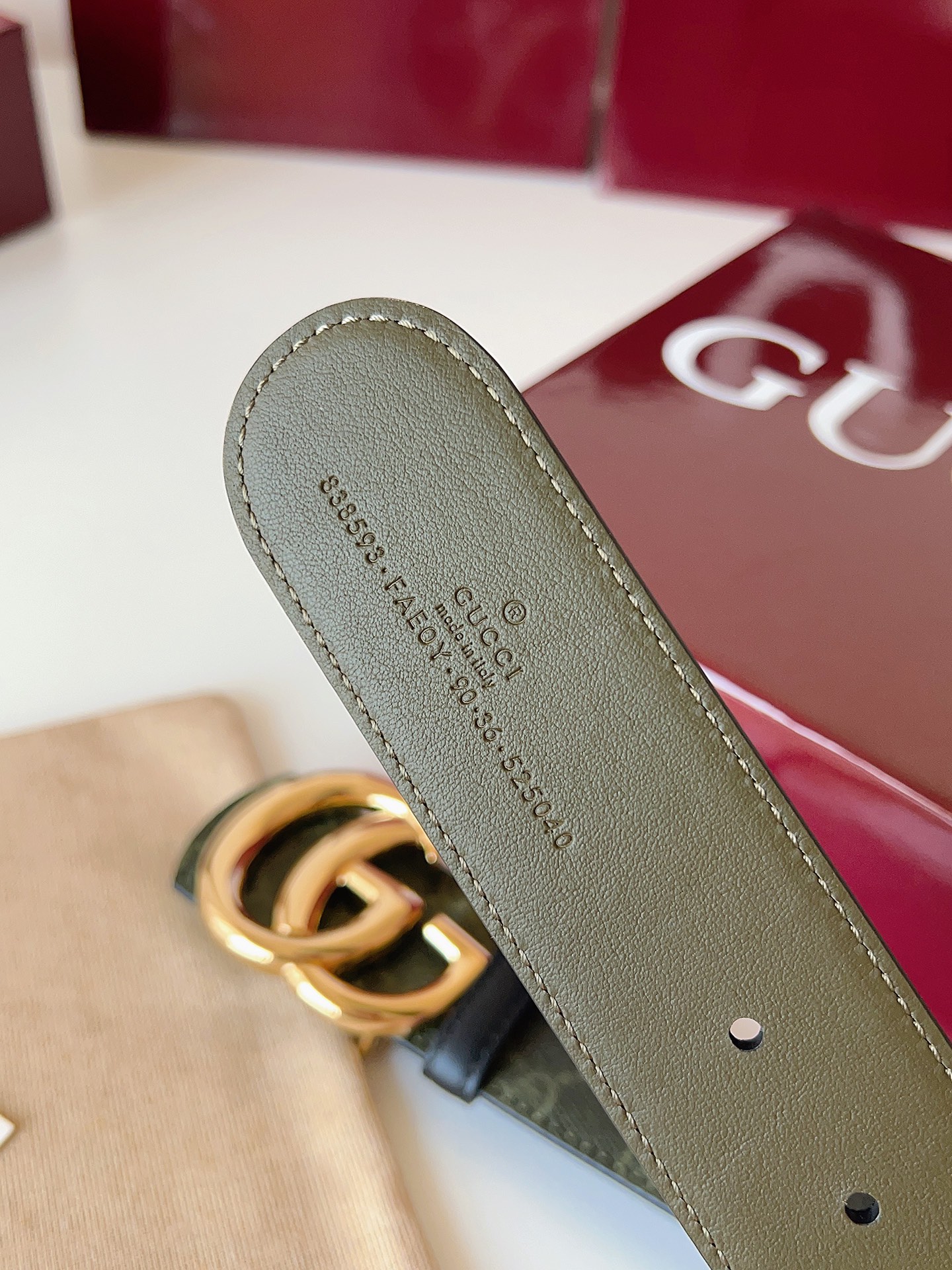 Gucci 这款男士腰带亮眼吸睛，是2026早春系列之一。腰带扣设有一个销钉，可轻松翻转互扣式双G造型配