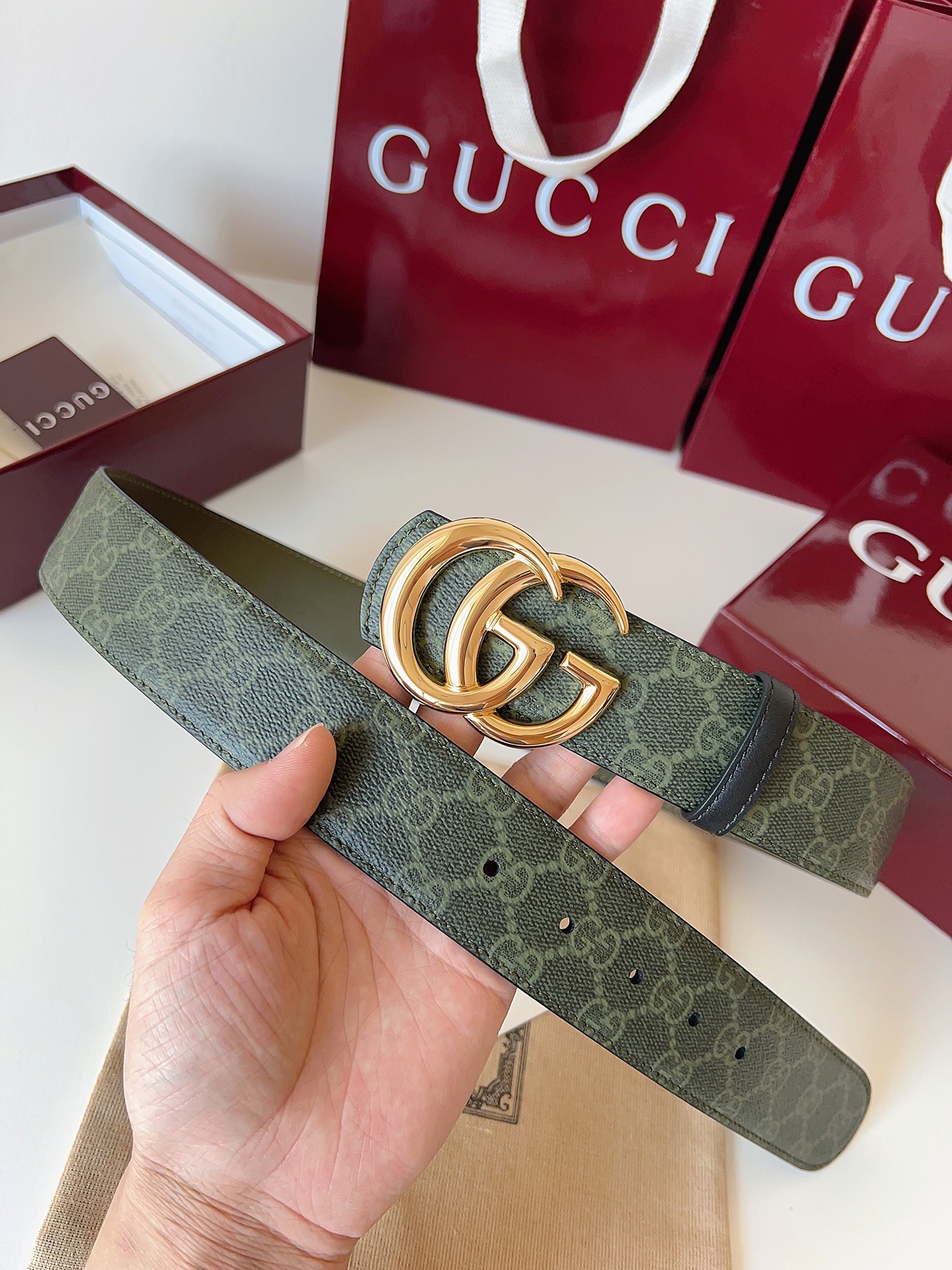 NO:703808,Gucci's eye-catching men's belt is one of the 2026 early spring series. The belt buckle has a pin that can easily flip the interlocking double G styling accessories. One side is made of forest green GG monogram coated fabric, the other side is forest green leather, width 4cm, belt, gucci19860909Gucci 这款男士腰带亮眼吸睛,是2026早春系列之一.腰带扣设有一个销钉,可轻松翻转互扣式双G造型配件.一面为森林绿色GG字母图案涂层织物,另一面为森林绿色皮革,宽度4cm,皮带,gucci,Belt