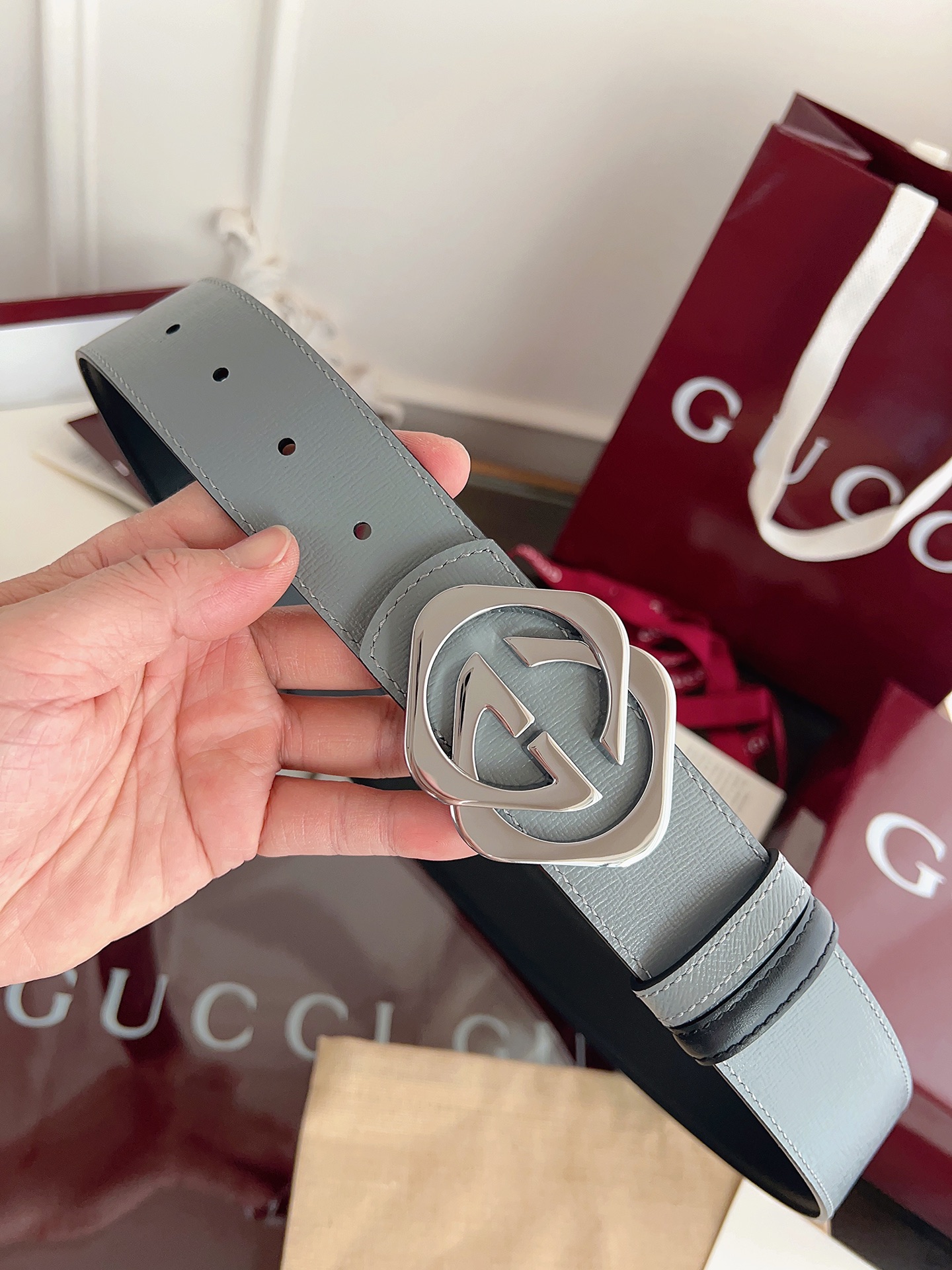 Gucci 这款男士腰带亮眼吸睛，是2026早春系列之一。腰带扣设有一个销钉，可轻松翻转互扣式双G造型配