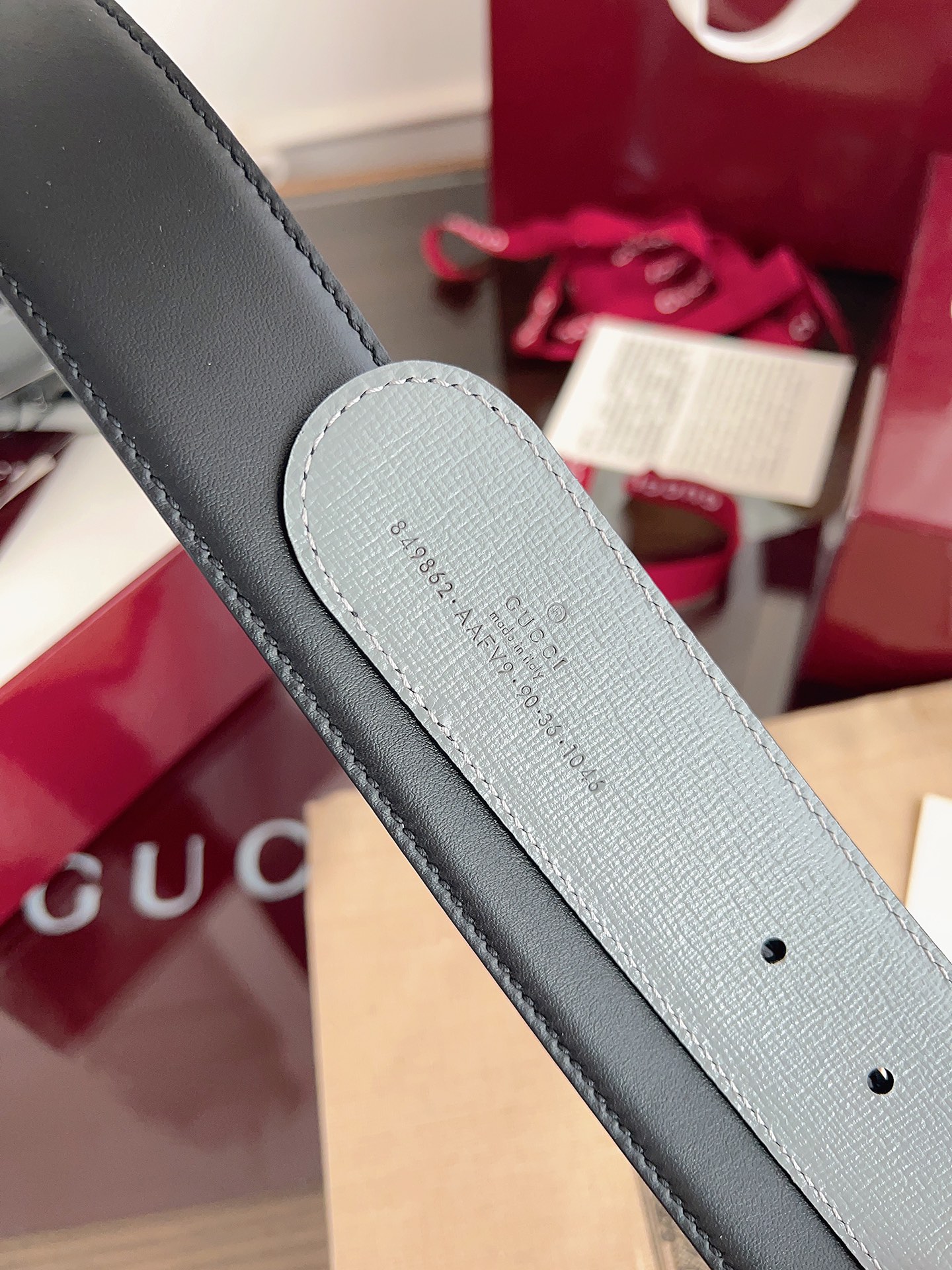 Gucci 这款男士腰带亮眼吸睛，是2026早春系列之一。腰带扣设有一个销钉，可轻松翻转互扣式双G造型配