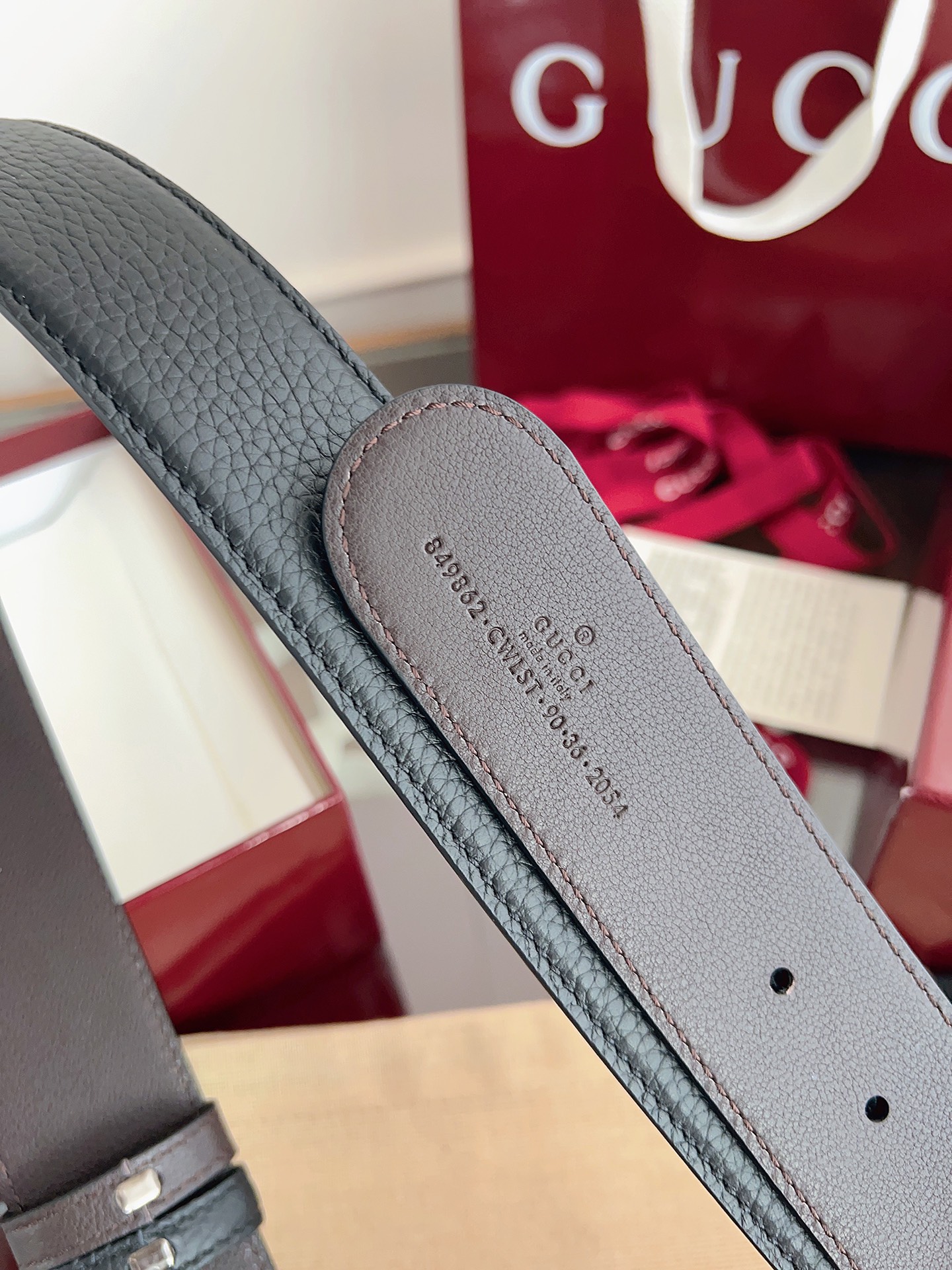 Gucci 这款男士腰带亮眼吸睛，是2026早春系列之一。腰带扣设有一个销钉，可轻松翻转互扣式双G造型配