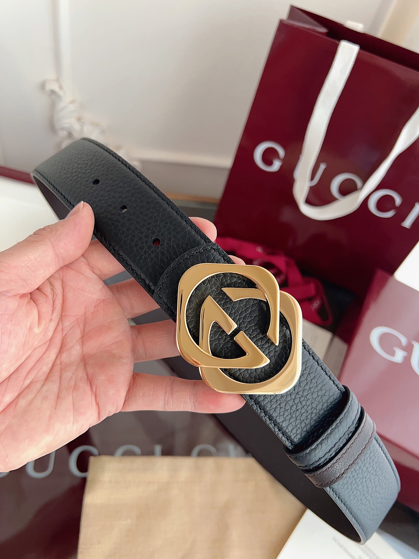 Gucci 这款男士腰带亮眼吸睛，是2026早春系列之一。腰带扣设有一个销钉，可轻松翻转互扣式双G造型配