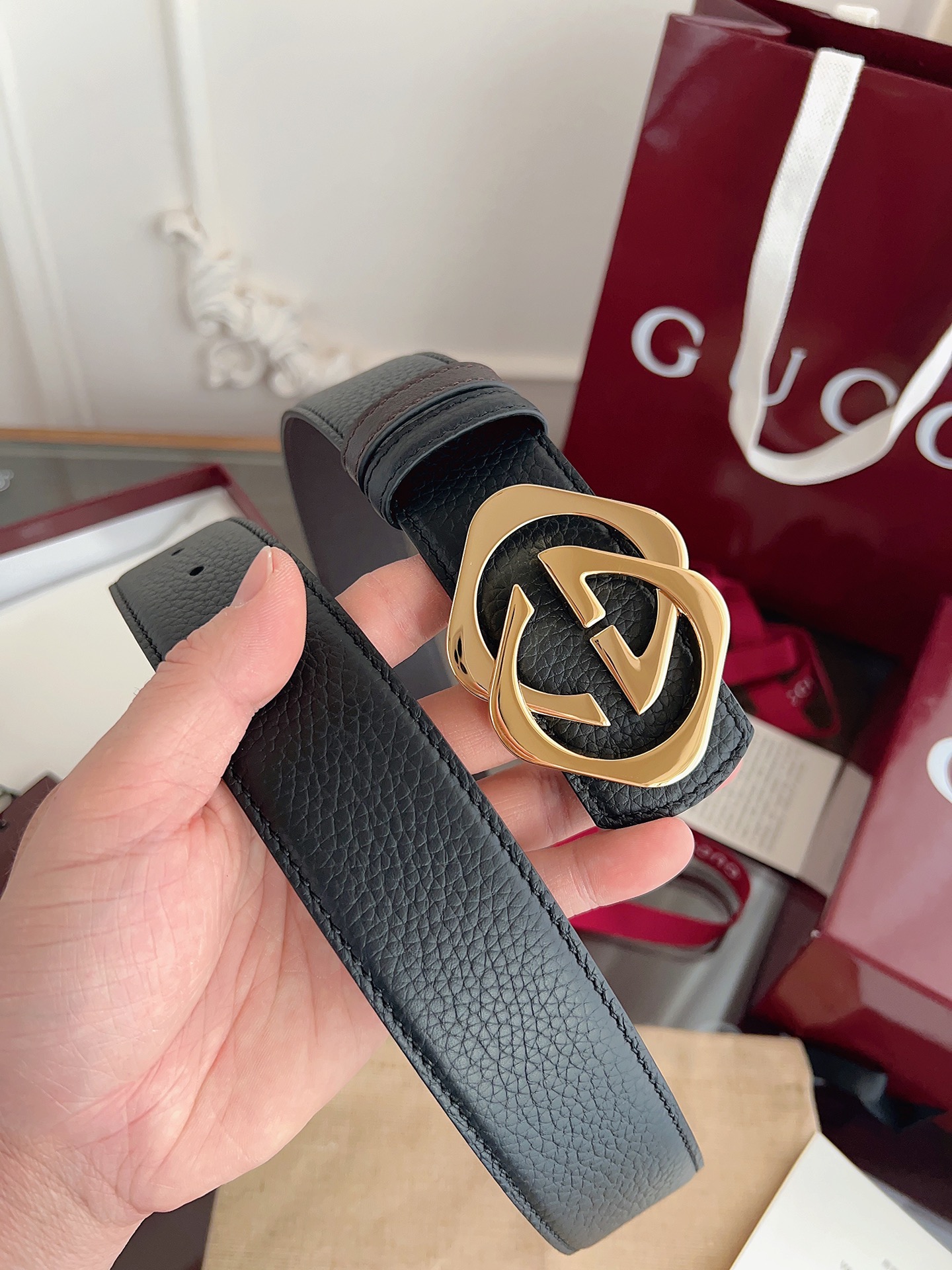 Gucci 这款男士腰带亮眼吸睛，是2026早春系列之一。腰带扣设有一个销钉，可轻松翻转互扣式双G造型配