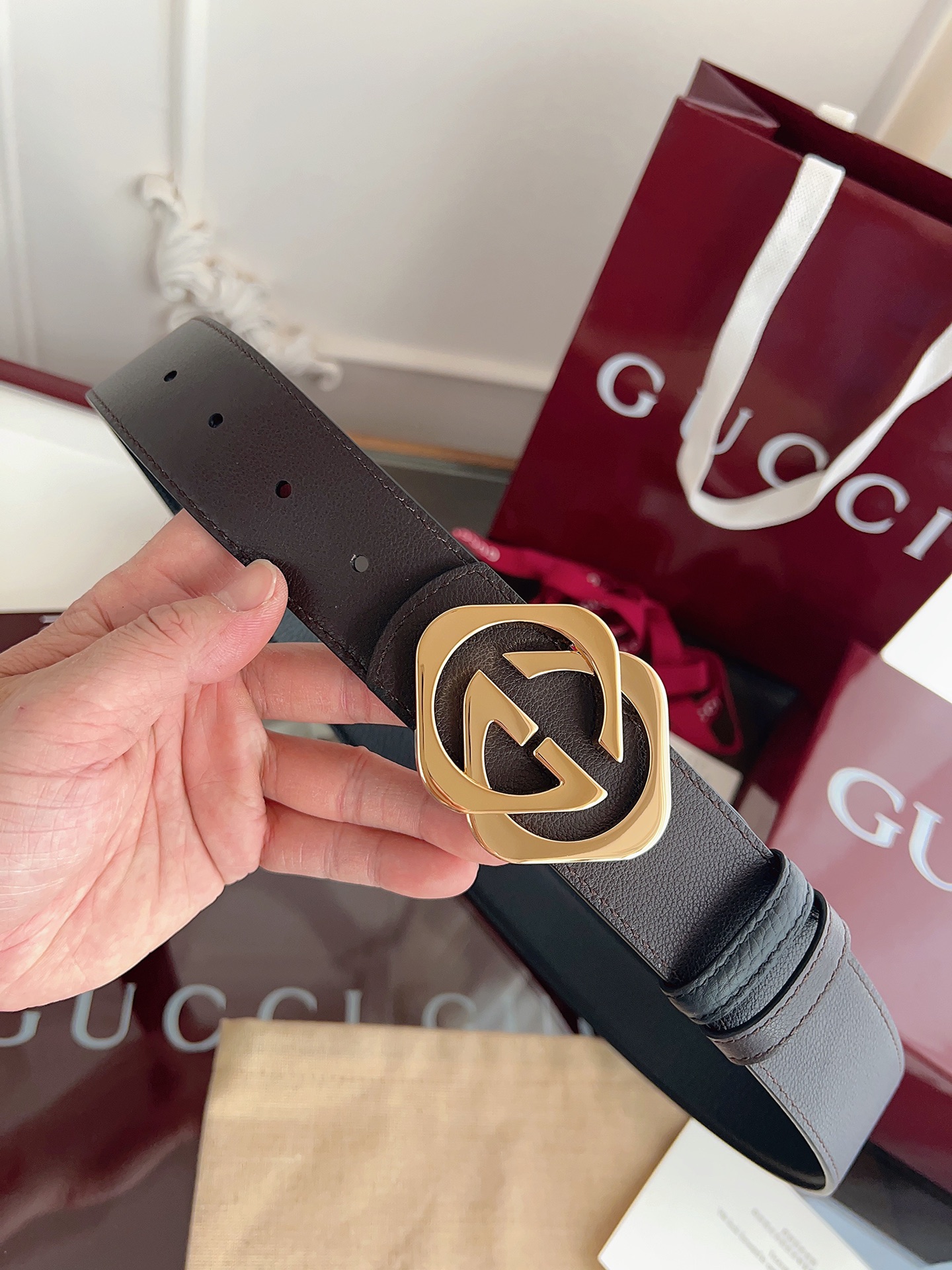 Gucci 这款男士腰带亮眼吸睛，是2026早春系列之一。腰带扣设有一个销钉，可轻松翻转互扣式双G造型配