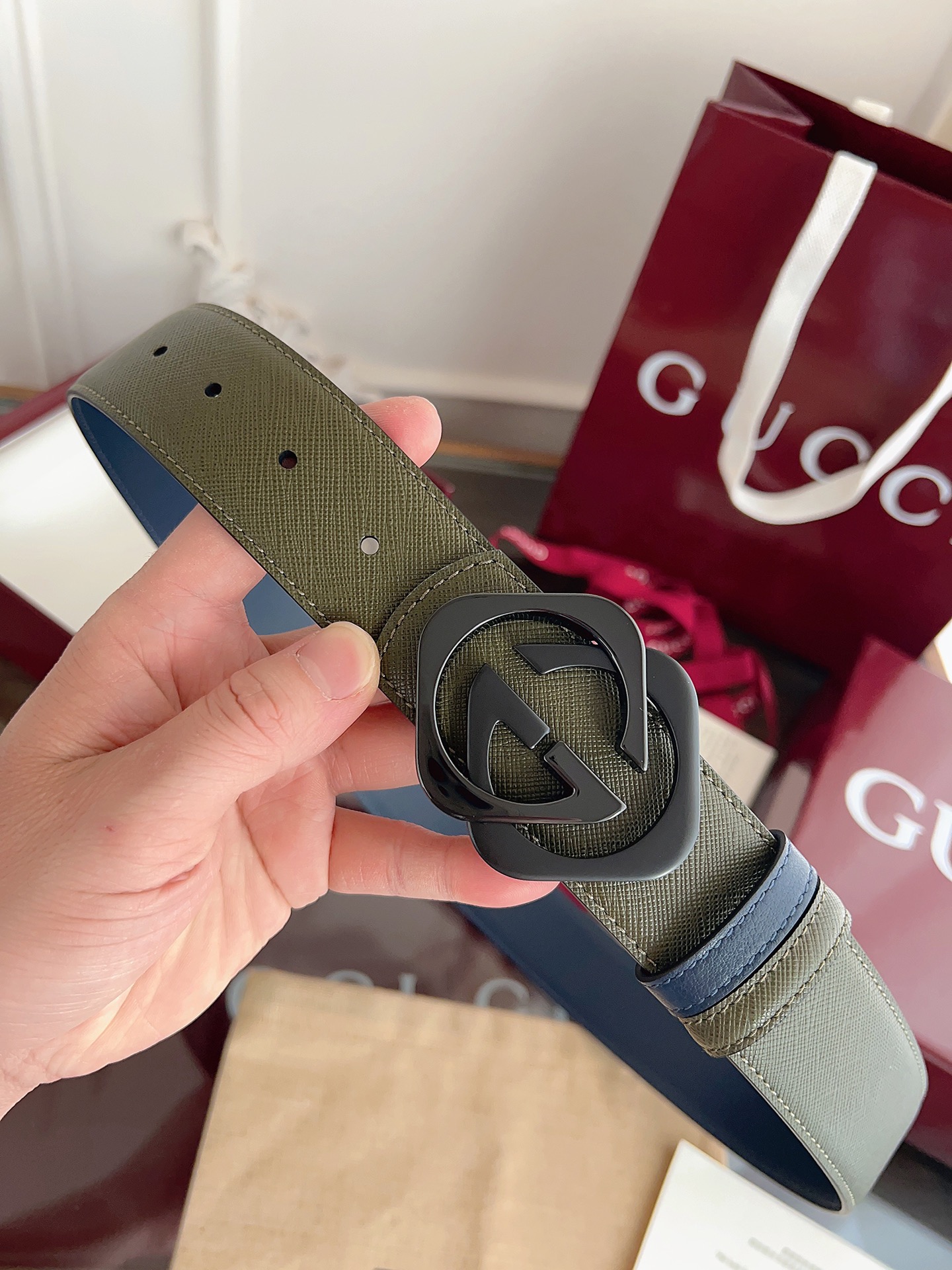 Gucci 这款男士腰带亮眼吸睛，是2026早春系列之一。腰带扣设有一个销钉，可轻松翻转互扣式双G造型配