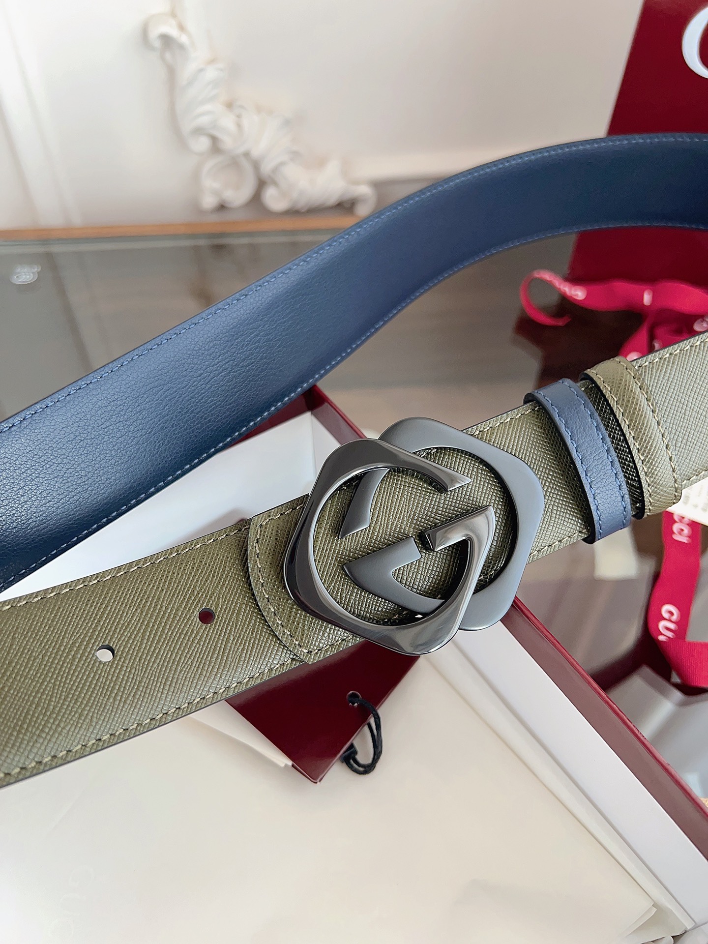 Gucci 这款男士腰带亮眼吸睛，是2026早春系列之一。腰带扣设有一个销钉，可轻松翻转互扣式双G造型配