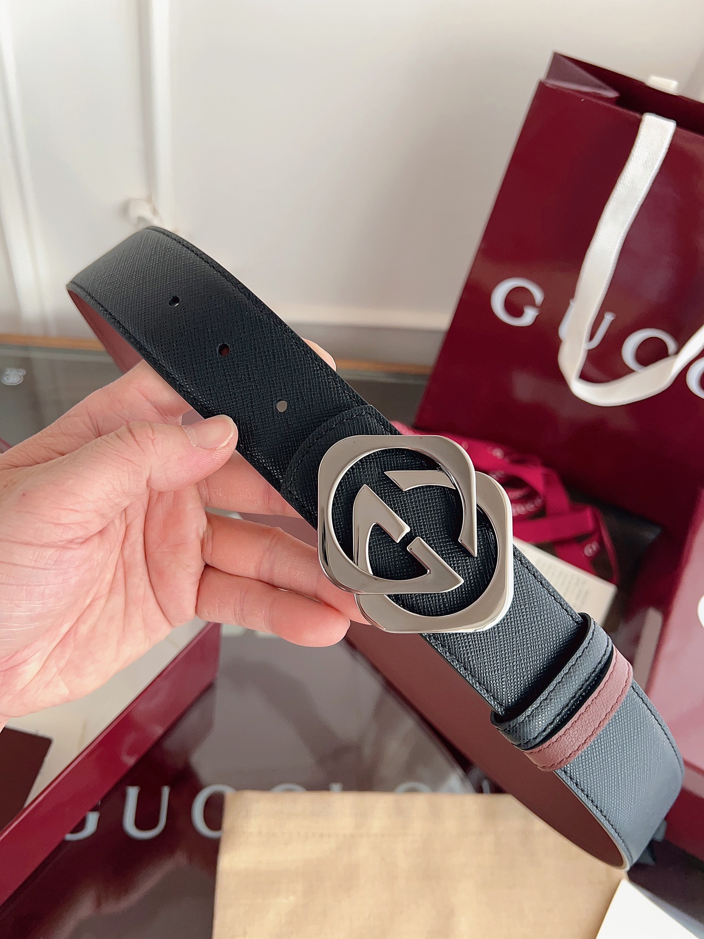 Gucci 这款男士腰带亮眼吸睛，是2026早春系列之一。腰带扣设有一个销钉，可轻松翻转互扣式双G造型配