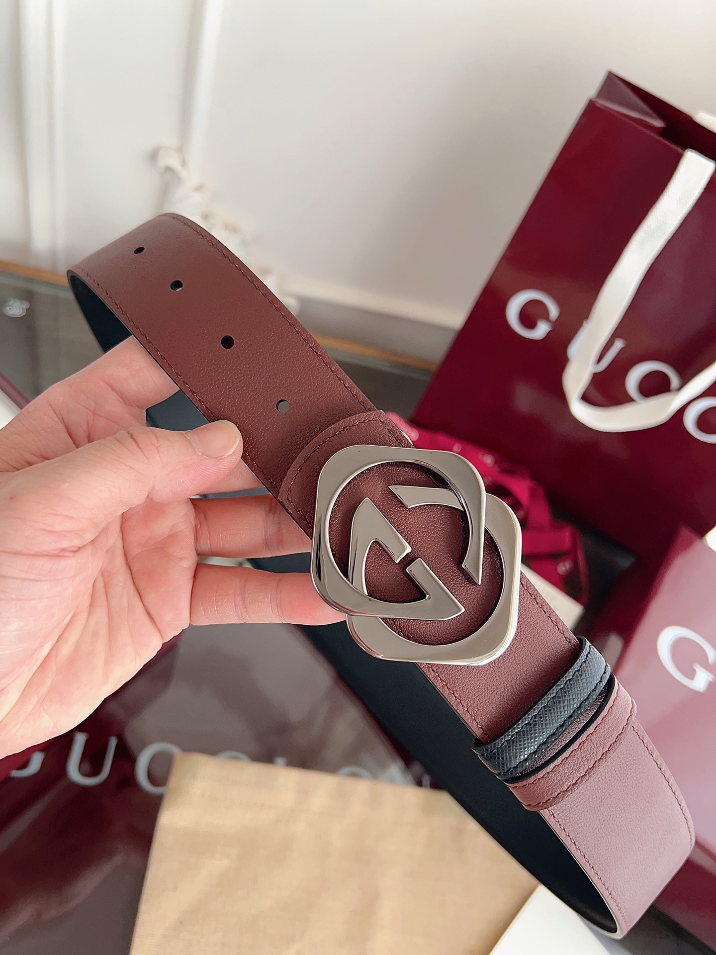 Gucci 这款男士腰带亮眼吸睛，是2026早春系列之一。腰带扣设有一个销钉，可轻松翻转互扣式双G造型配