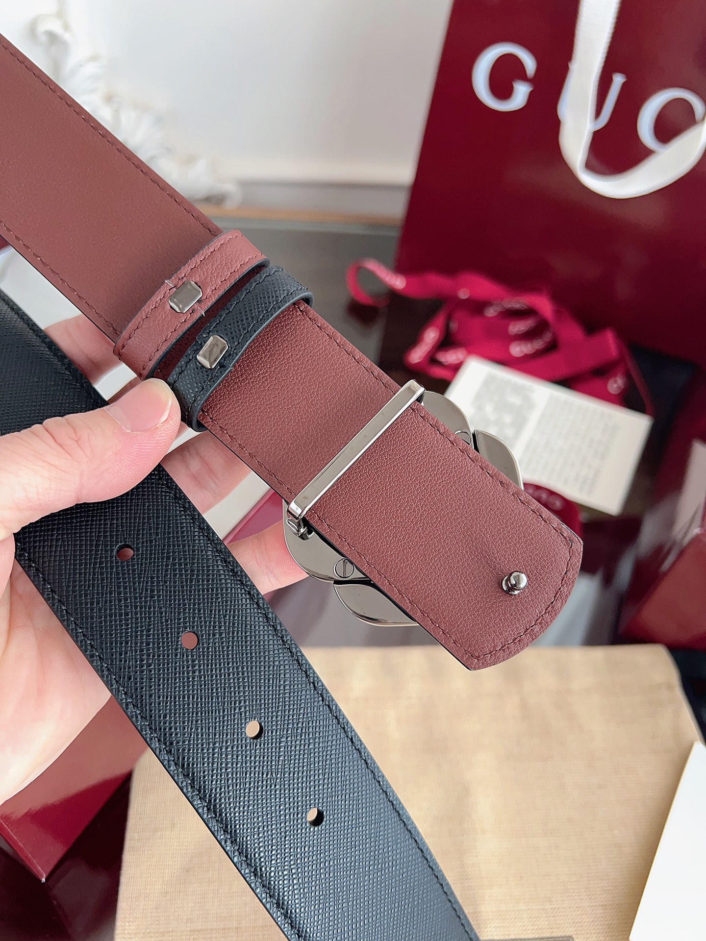 Gucci 这款男士腰带亮眼吸睛，是2026早春系列之一。腰带扣设有一个销钉，可轻松翻转互扣式双G造型配