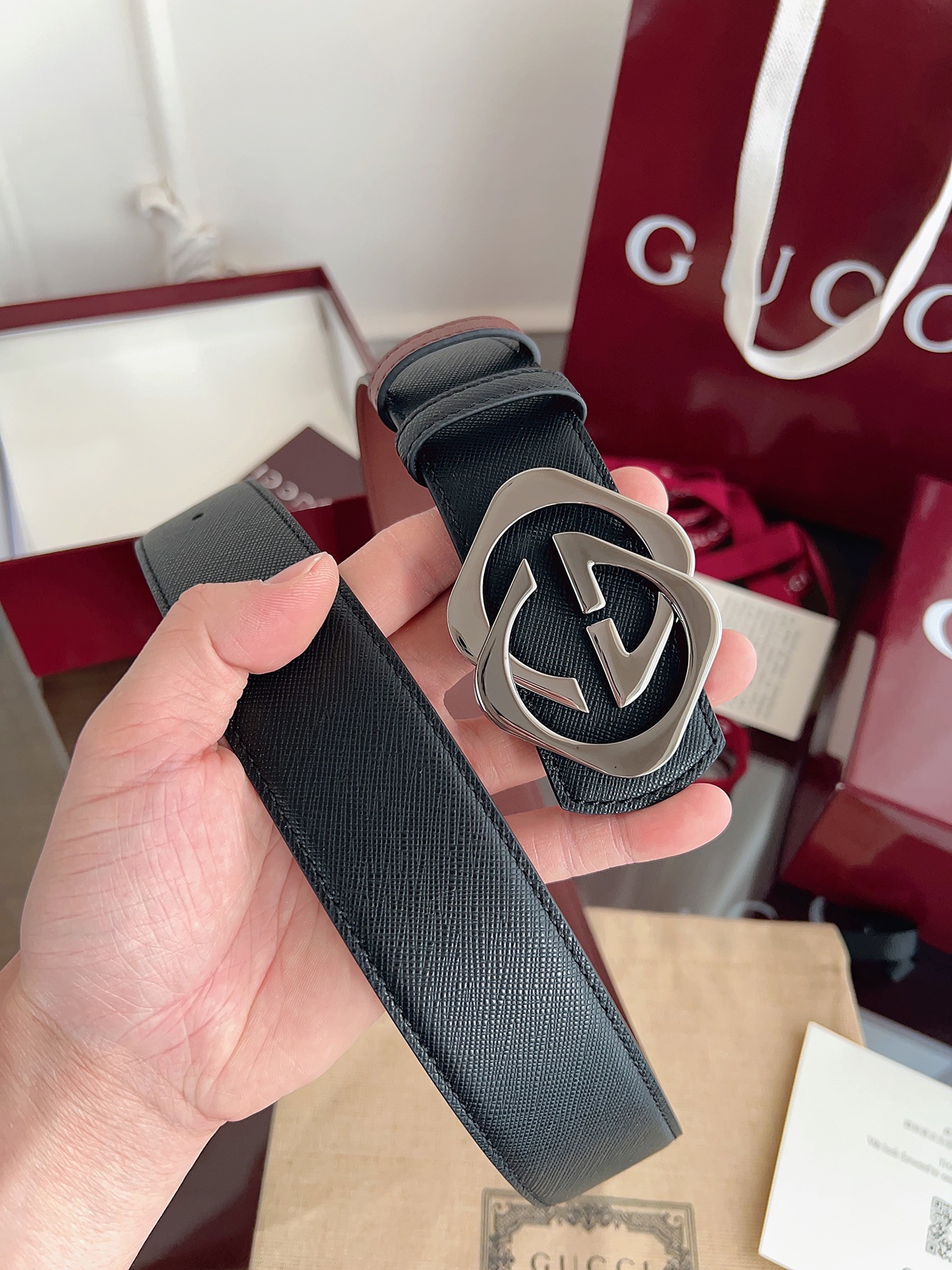 Gucci 这款男士腰带亮眼吸睛，是2026早春系列之一。腰带扣设有一个销钉，可轻松翻转互扣式双G造型配