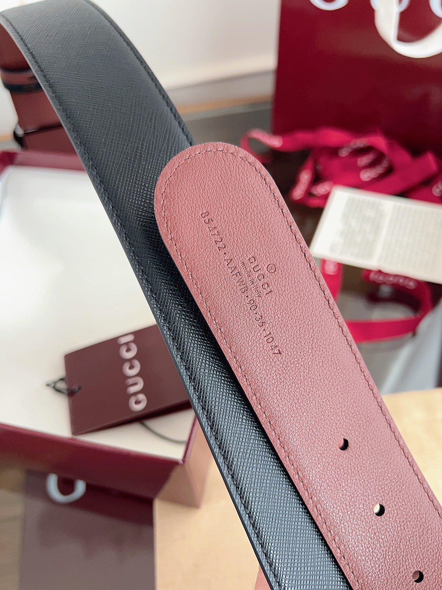 Gucci 这款男士腰带亮眼吸睛，是2026早春系列之一。腰带扣设有一个销钉，可轻松翻转互扣式双G造型配