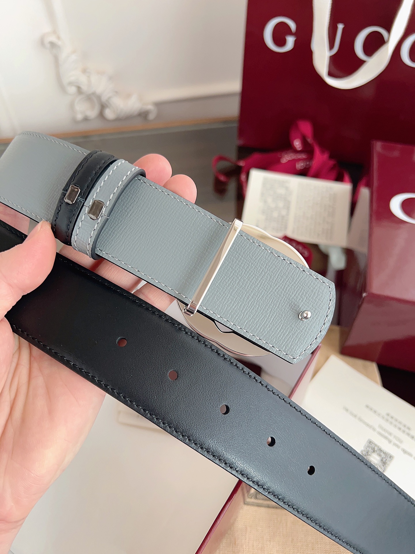 Gucci 这款男士腰带亮眼吸睛，是2026早春系列之一。腰带扣设有一个销钉，可轻松翻转互扣式双G造型配