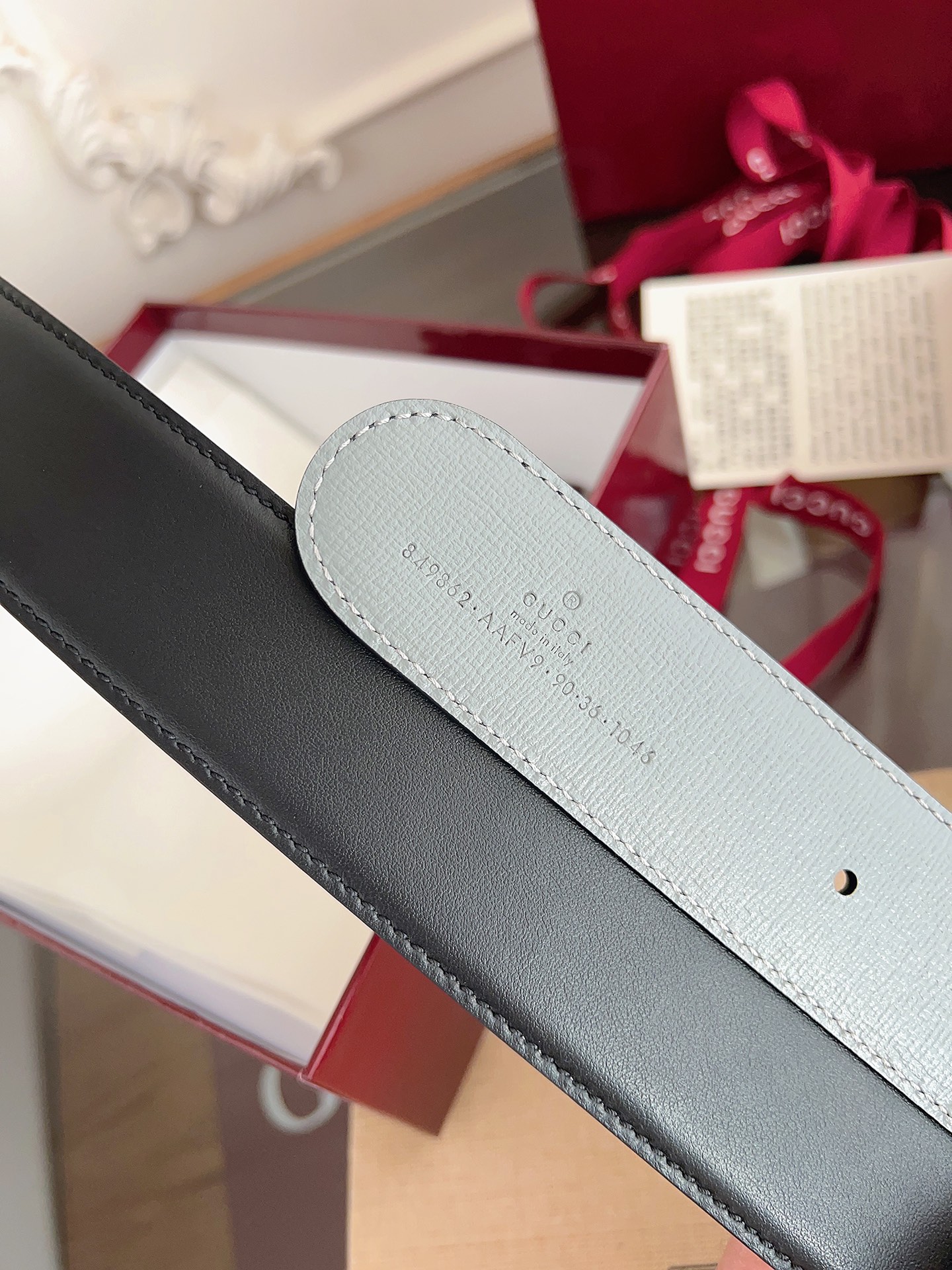 Gucci 这款男士腰带亮眼吸睛，是2026早春系列之一。腰带扣设有一个销钉，可轻松翻转互扣式双G造型配