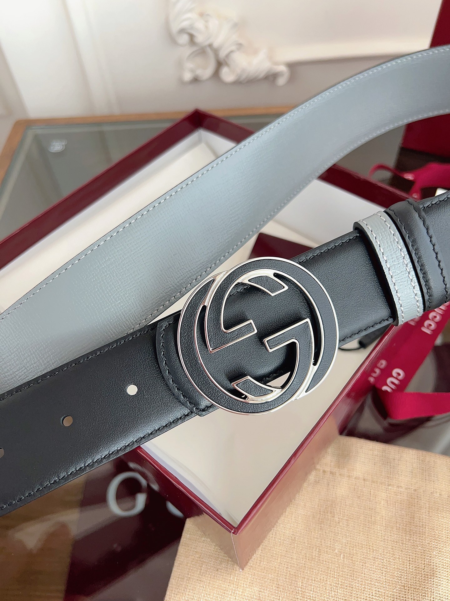 Gucci 这款男士腰带亮眼吸睛，是2026早春系列之一。腰带扣设有一个销钉，可轻松翻转互扣式双G造型配
