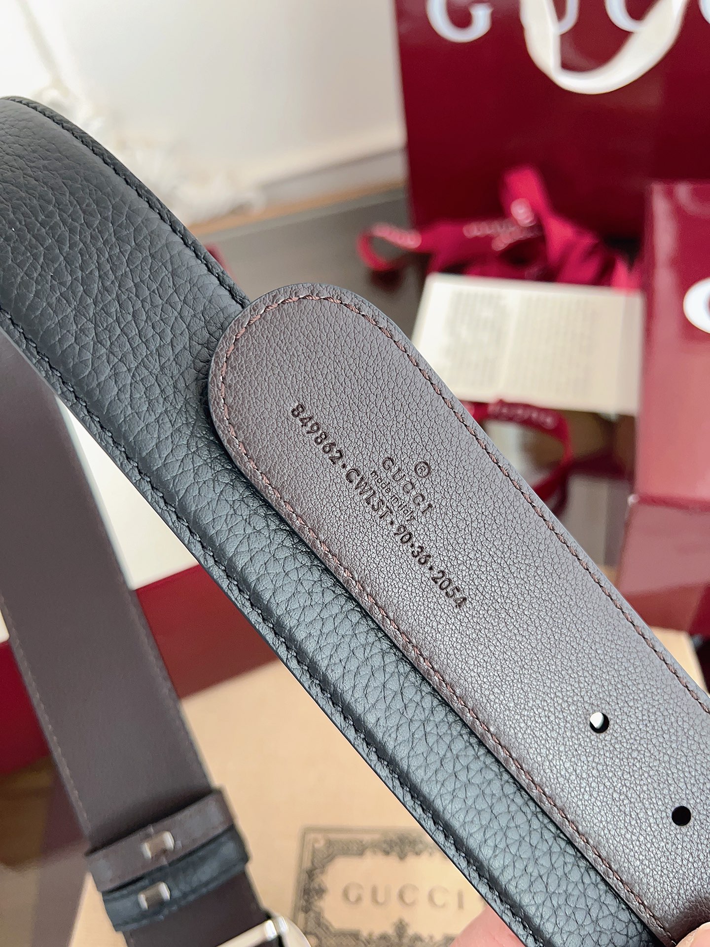 Gucci 这款男士腰带亮眼吸睛，是2026早春系列之一。腰带扣设有一个销钉，可轻松翻转互扣式双G造型配