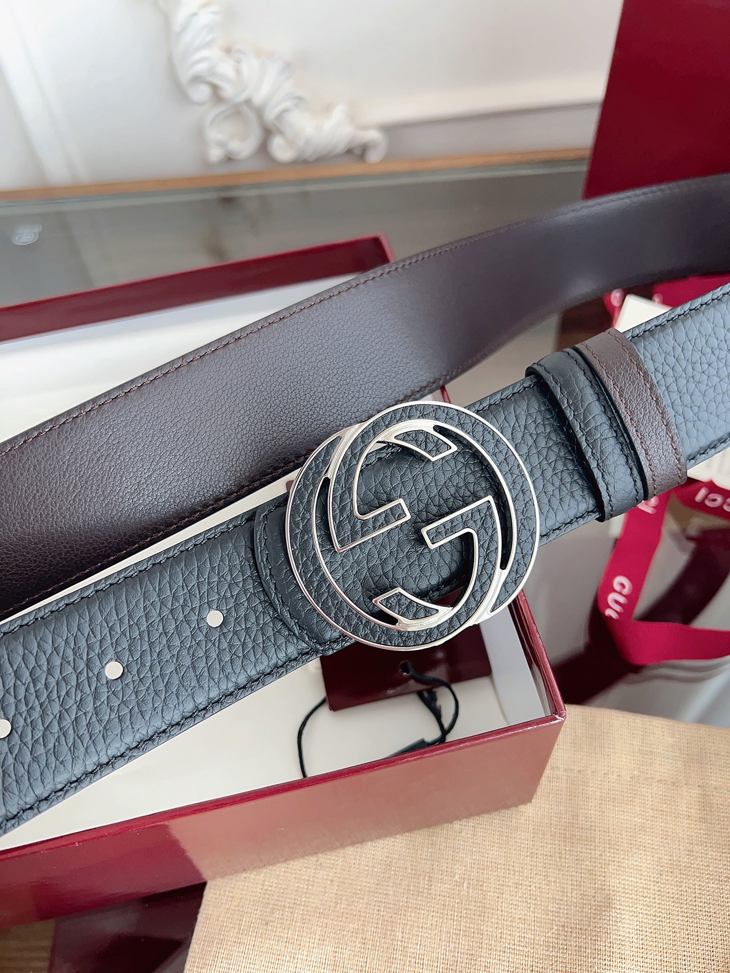 Gucci 这款男士腰带亮眼吸睛，是2026早春系列之一。腰带扣设有一个销钉，可轻松翻转互扣式双G造型配