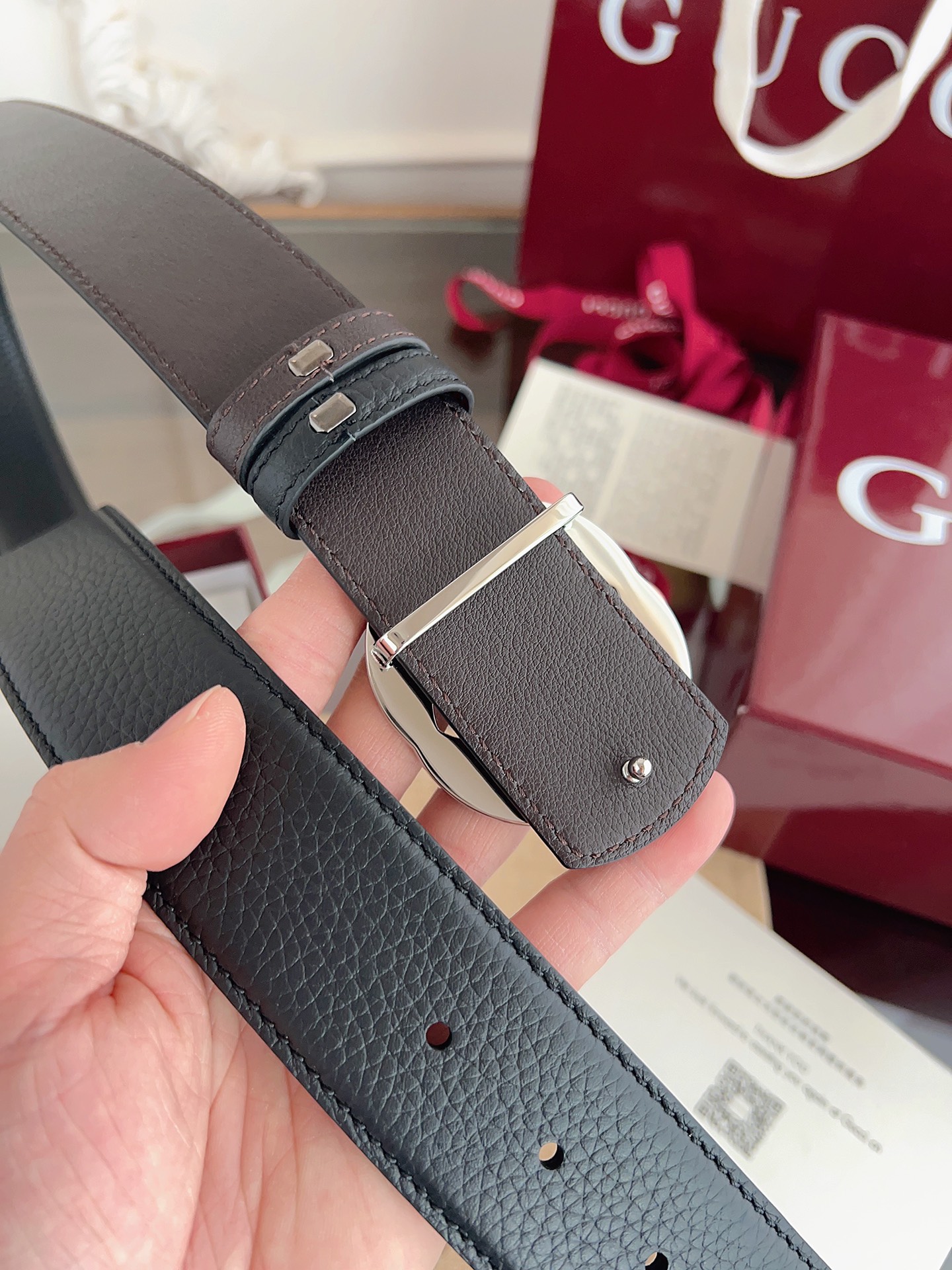 Gucci 这款男士腰带亮眼吸睛，是2026早春系列之一。腰带扣设有一个销钉，可轻松翻转互扣式双G造型配