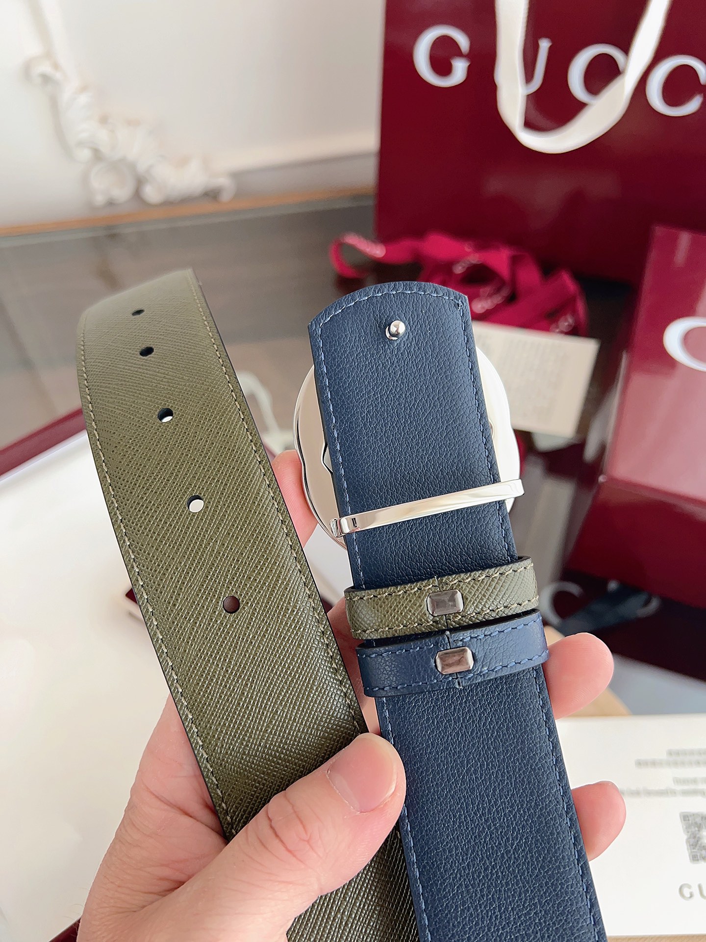 Gucci 这款男士腰带亮眼吸睛，是2026早春系列之一。腰带扣设有一个销钉，可轻松翻转互扣式双G造型配