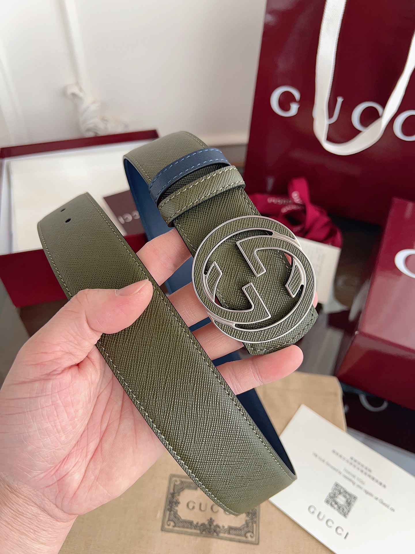 Gucci 这款男士腰带亮眼吸睛，是2026早春系列之一。腰带扣设有一个销钉，可轻松翻转互扣式双G造型配