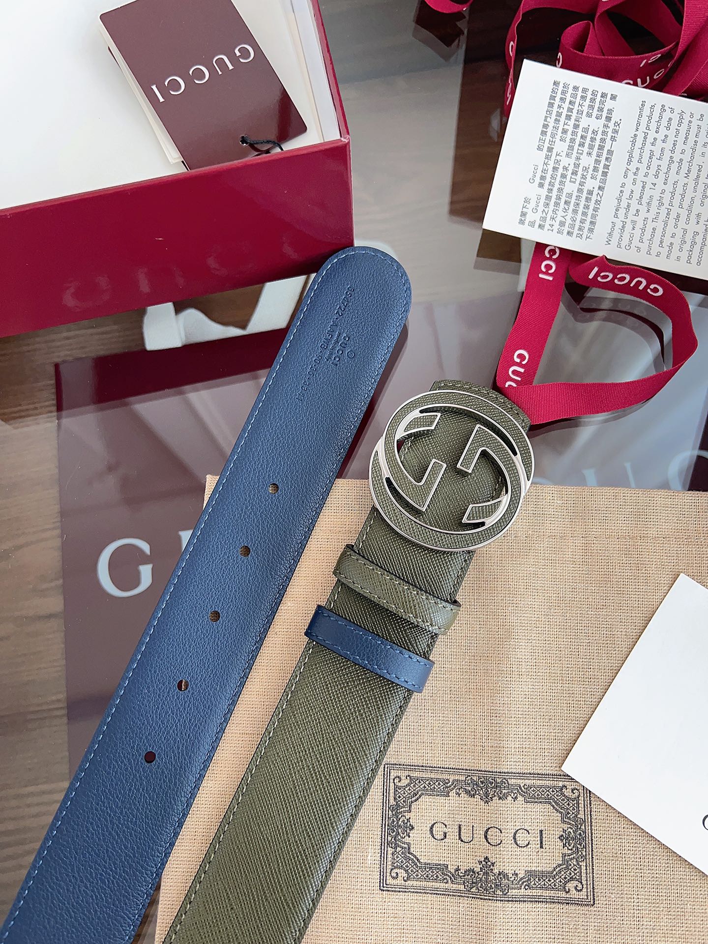 Gucci 这款男士腰带亮眼吸睛，是2026早春系列之一。腰带扣设有一个销钉，可轻松翻转互扣式双G造型配