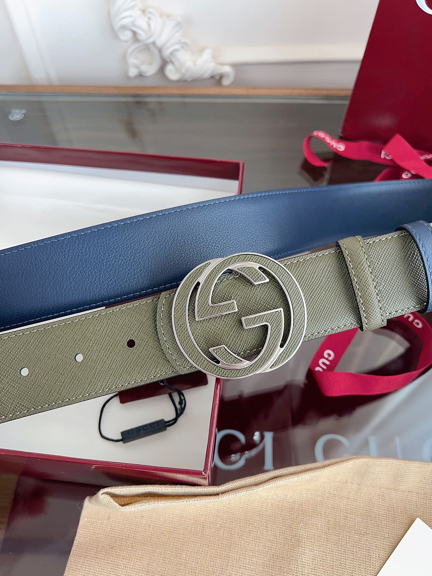 Gucci 这款男士腰带亮眼吸睛，是2026早春系列之一。腰带扣设有一个销钉，可轻松翻转互扣式双G造型配